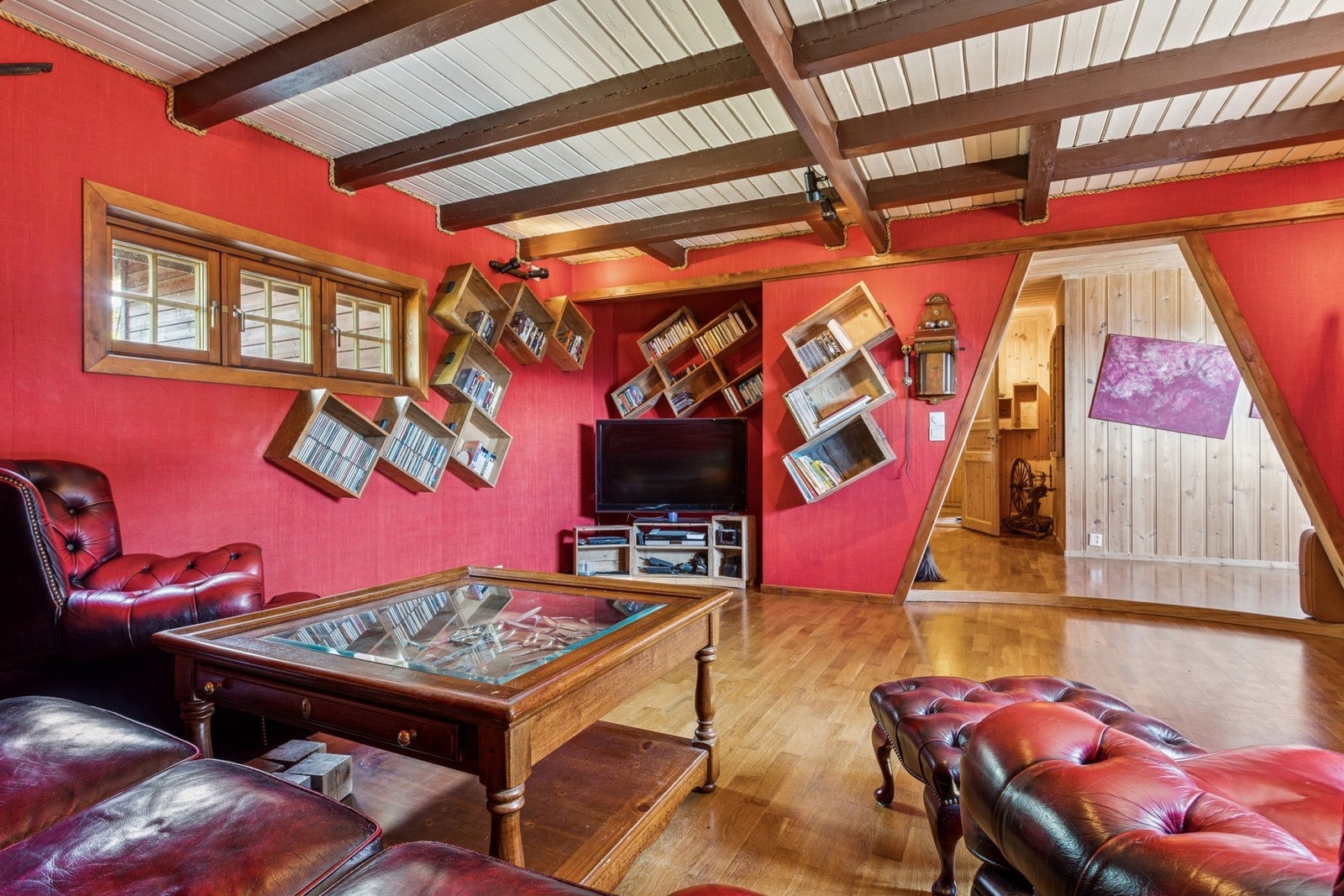 Det er egen tv-stue i boligen, på vei inn til hovedstuen. Dette er svært praktisk om noen ønsker fred og ro, mens andre vil se på tv, spille spil eller bare sitte og prate. Galleribilde