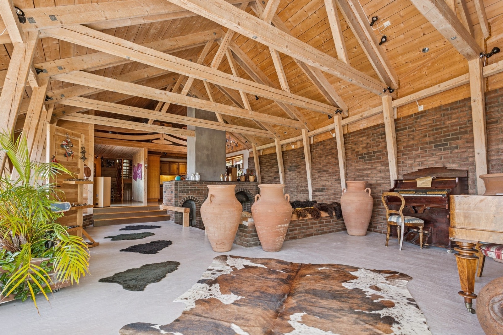 Eier er selv arkitekten og byggherren bak denne unike boligen, og det er lett å la seg imponere! Galleribilde