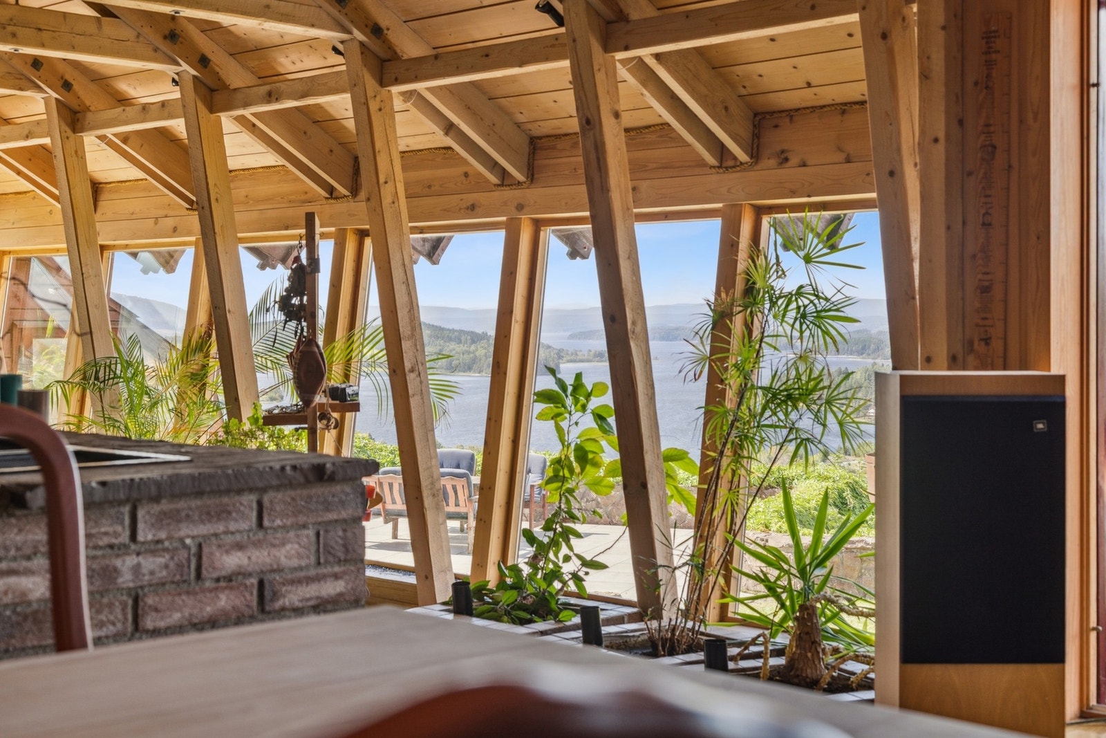 Den fantastiske utsikten kommer mot deg overalt hvor du går i boligen og på eiendommen. Dette er ei arkitektonisk perle av en eiendom. Galleribilde