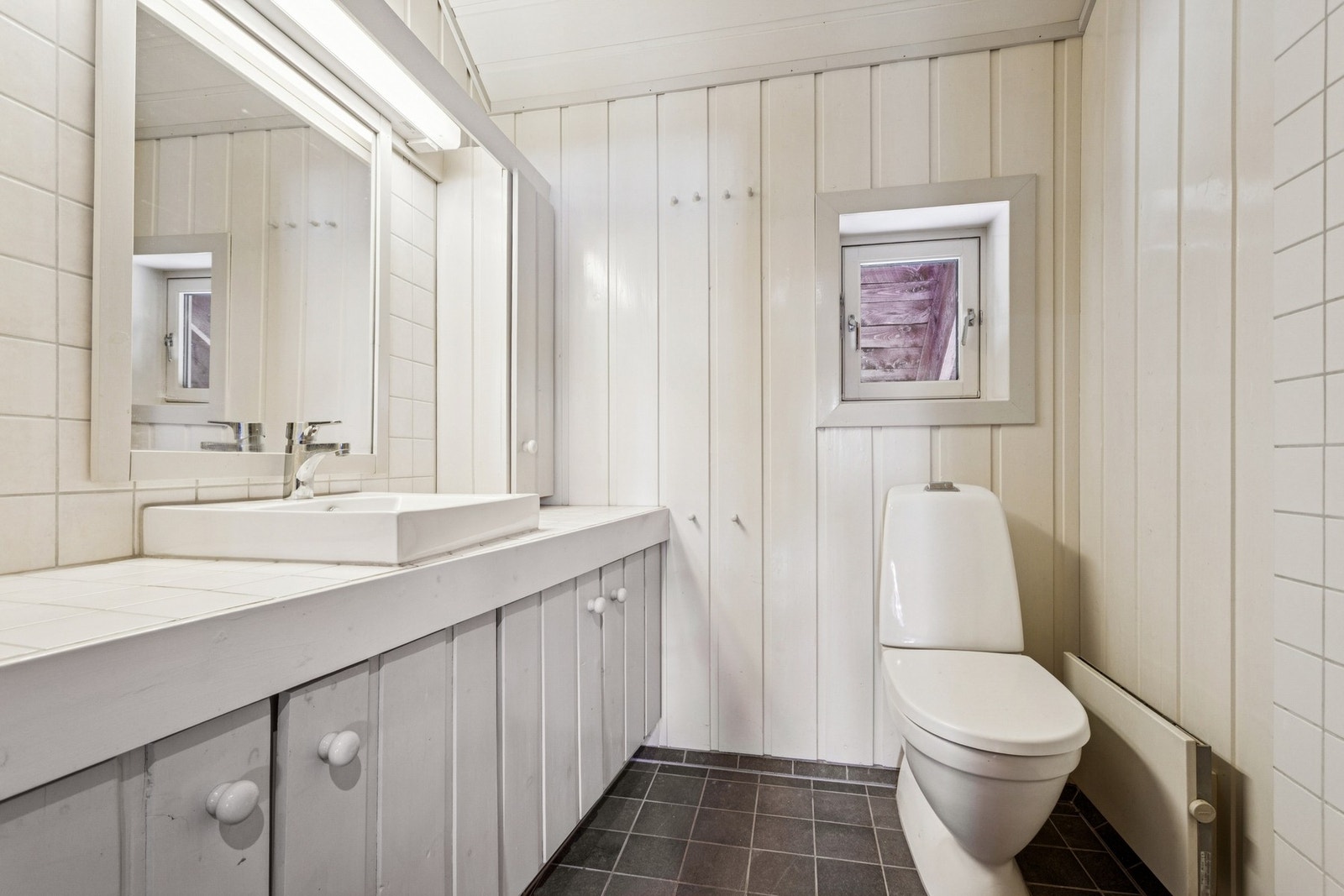 Det er også et toalett i tilknytning til soverommene. Galleribilde