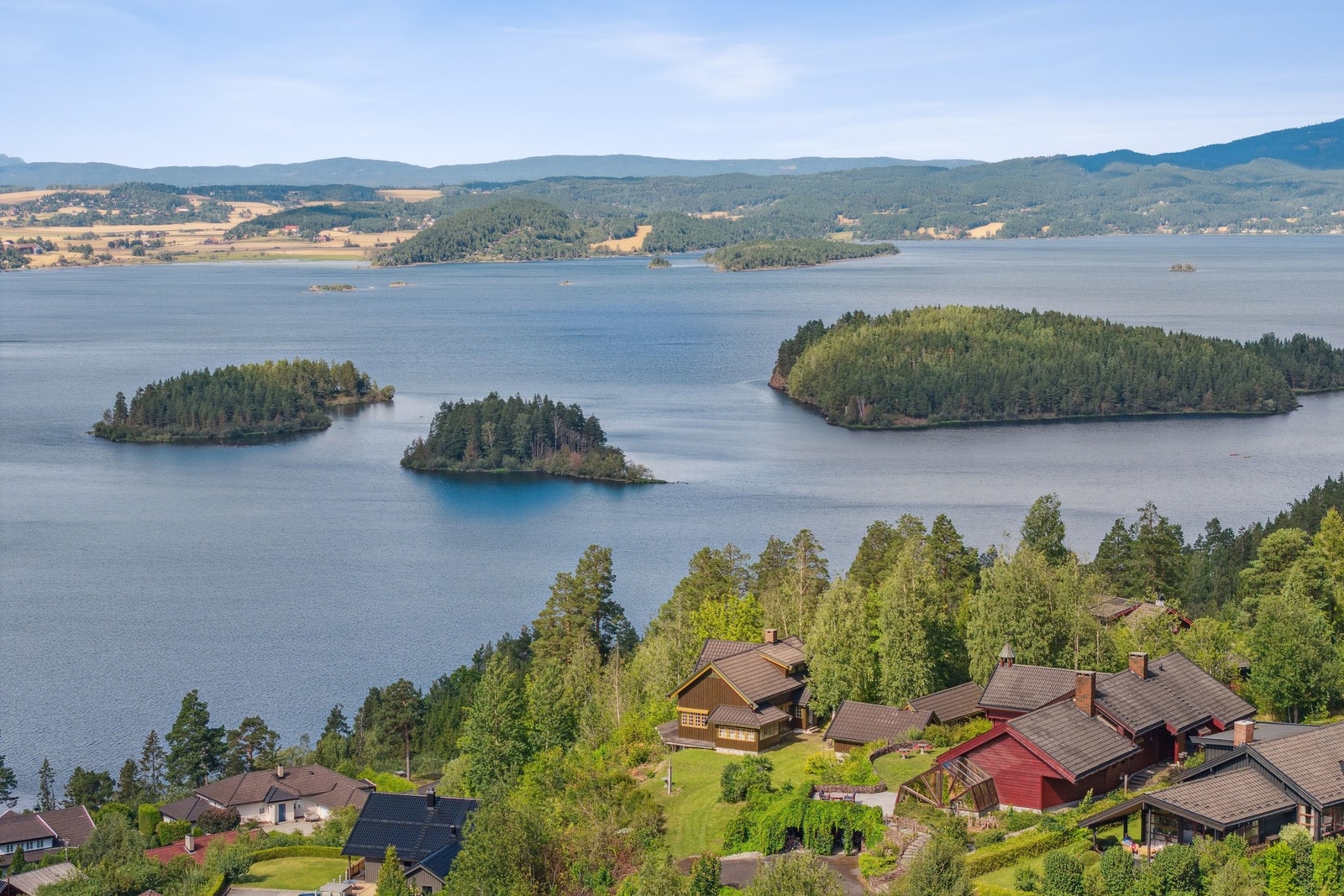 Gunn Margit Andreassen i Privatmegleren Hønefoss har gleden av å presentere disse to unike eiendommene i Midtre Grøndokkvei 19 og 21! Galleribilde