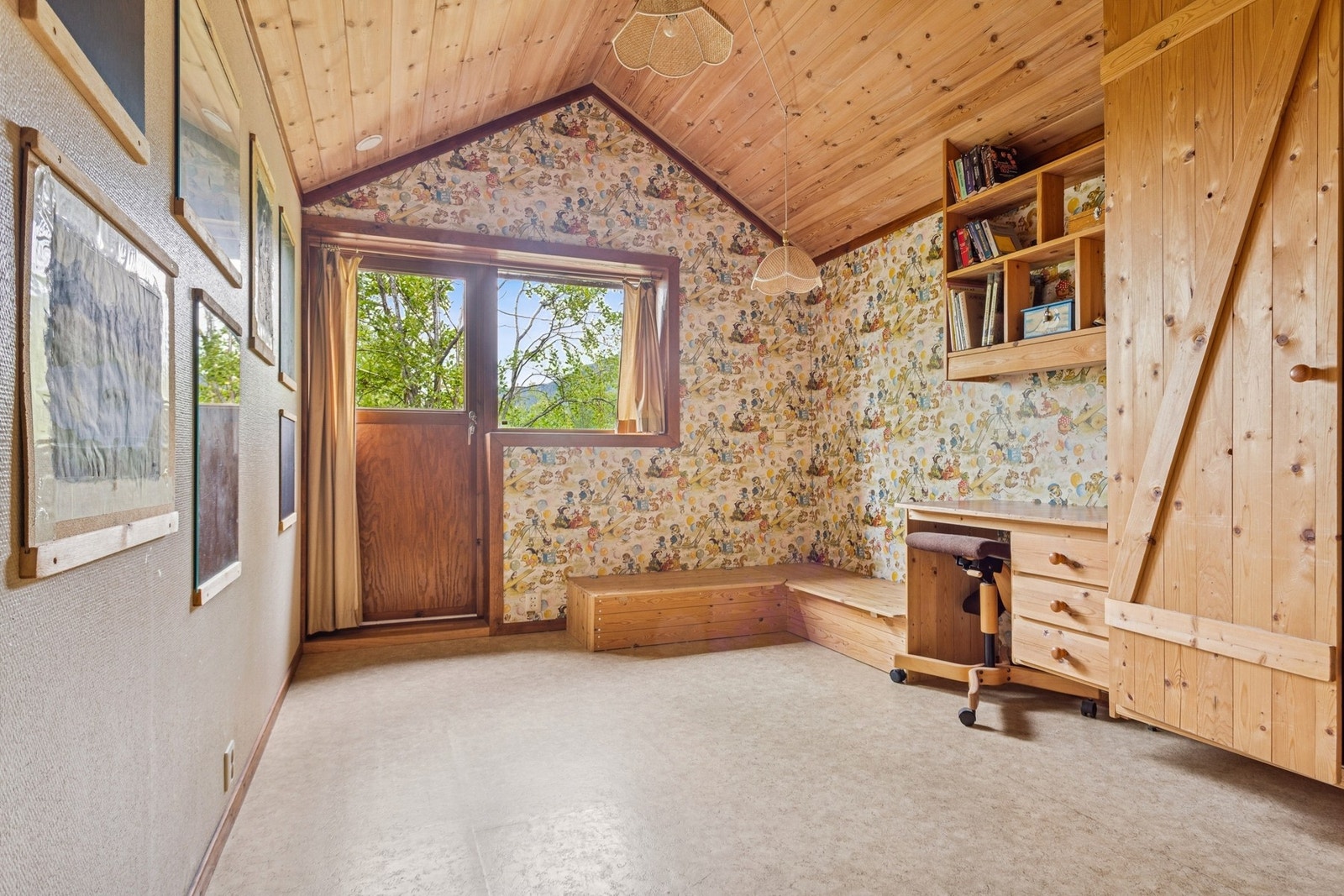 Soverom 2 i loftsetasjen har også utgang til verandaen. Galleribilde