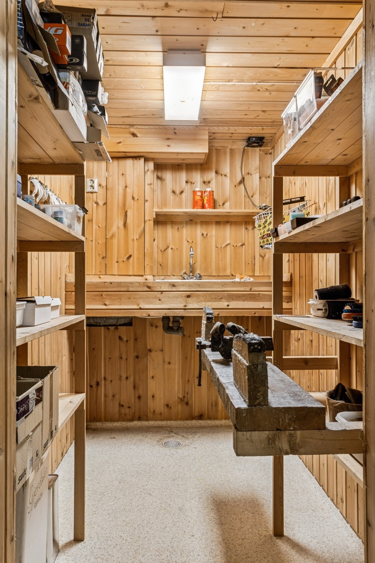 Det er godt med boder, snekker rom, skibod osv... i boligens nedre plan. Her er det masse oppbevaringsplass. Galleribilde