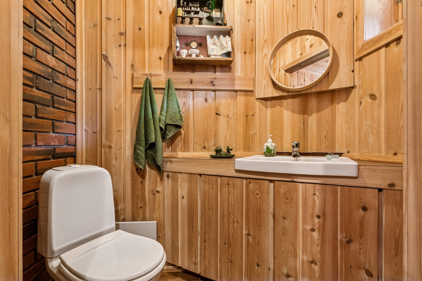 Det er svært praktisk å ha et toalett like ved ytterdøren. Galleribilde