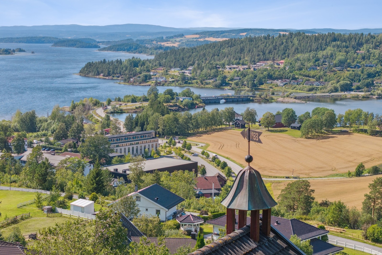 Klokketårnet ruver på toppen av taket og er et fantastisk flott skue. Velkommen til hyggelig visning! Galleribilde