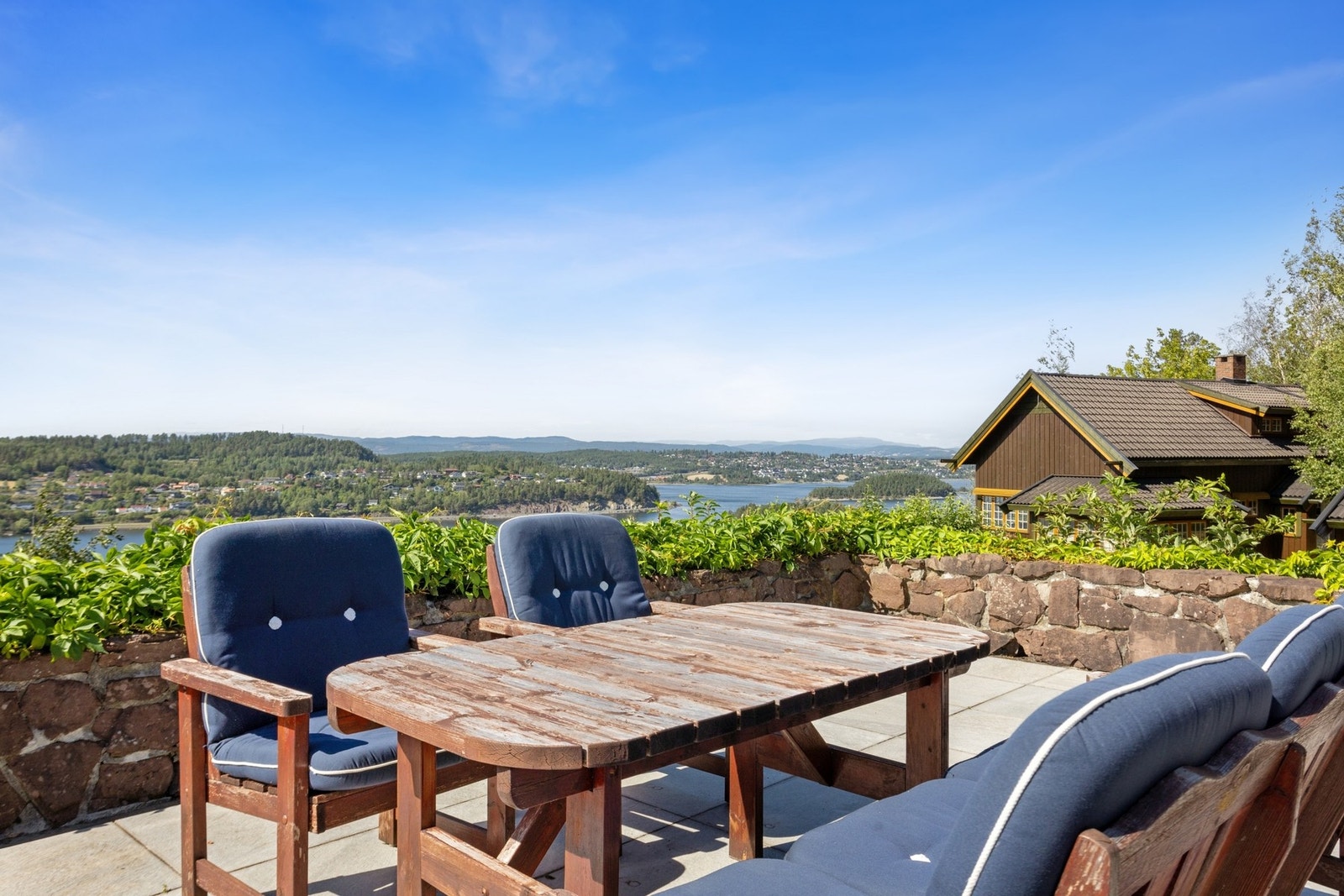Panoramautsik over fjord og fjell. Man har også et hus til på eiendommen. Dette ses i bildet, og det skal dere få se nærmere på visning! Galleribilde
