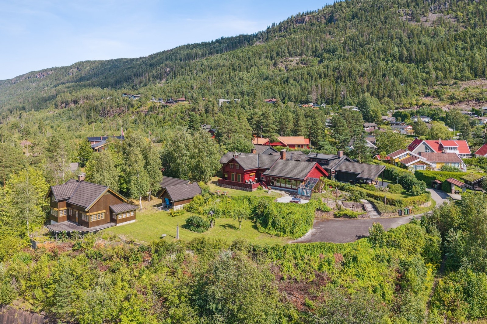 På "Krokskogens tak" - men fantastisk utsikt over fjord og fjell ligger disse to perlene av noen eiendommer nydelig til. Galleribilde