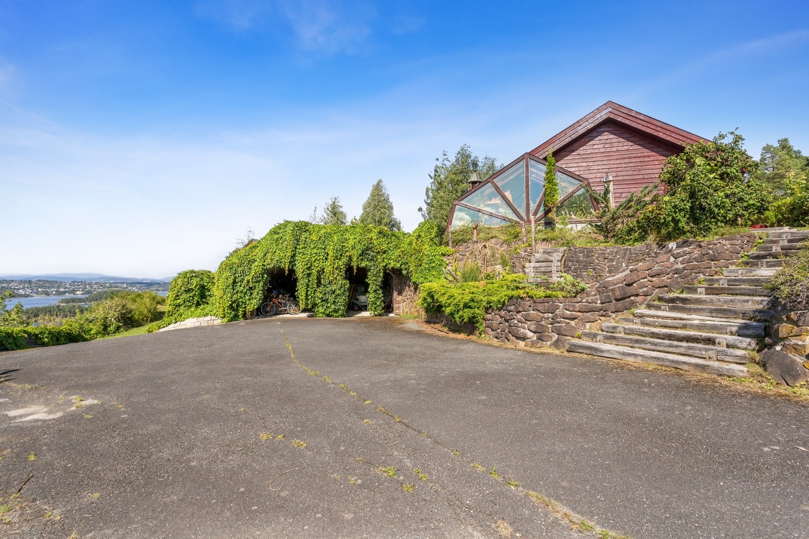 Selv garasjen tilhørende boligen i Midtre Grøndokkvei 19 er spektakulær. Her er ingenting overlatt til tilfeldighetene. Godt med parkering i både garasje og i gårdsplass. Galleribilde