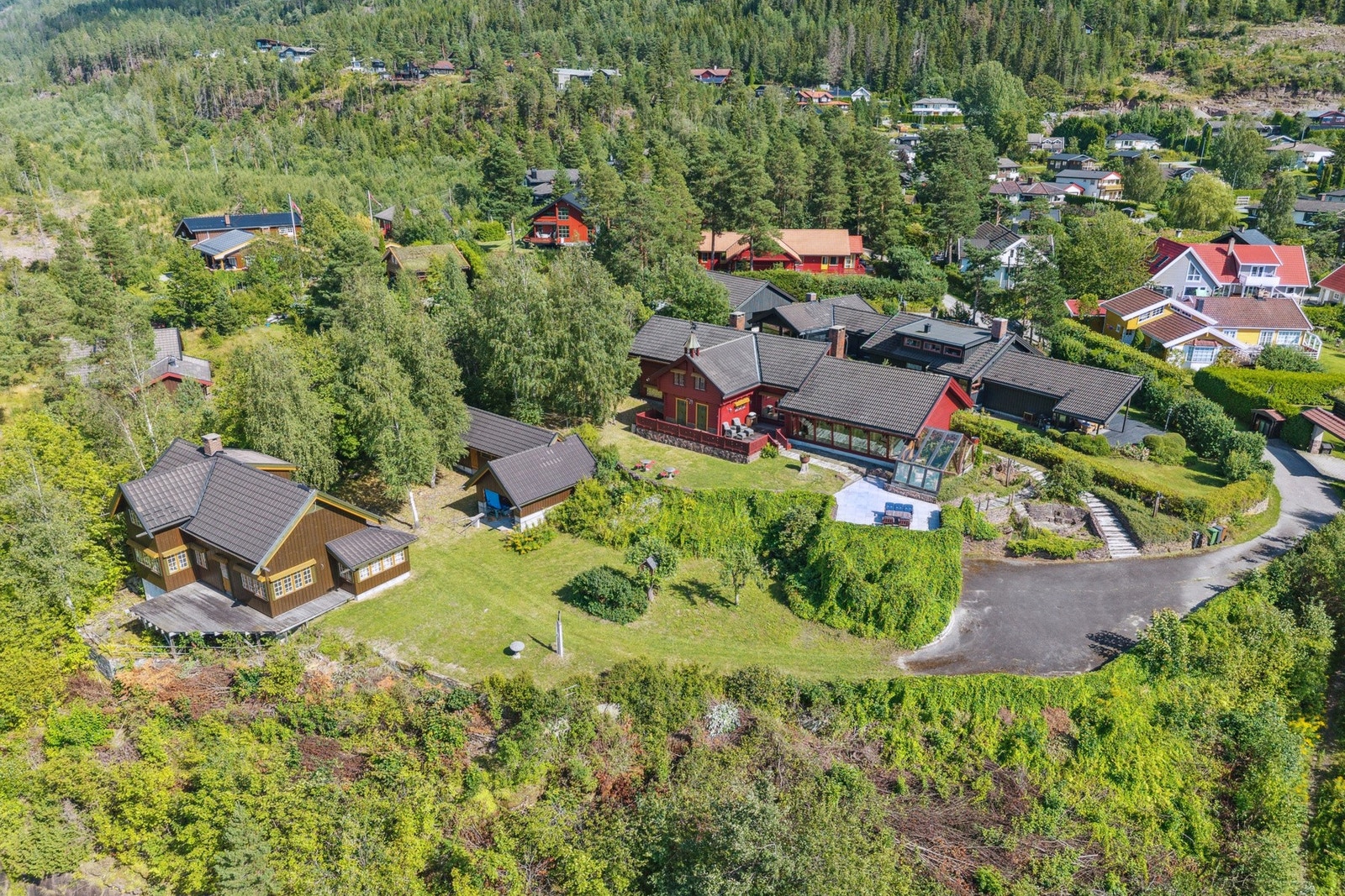 Begge eiendommene har fantastisk beliggenhet. Dette er en sjelden sjanse! Galleribilde