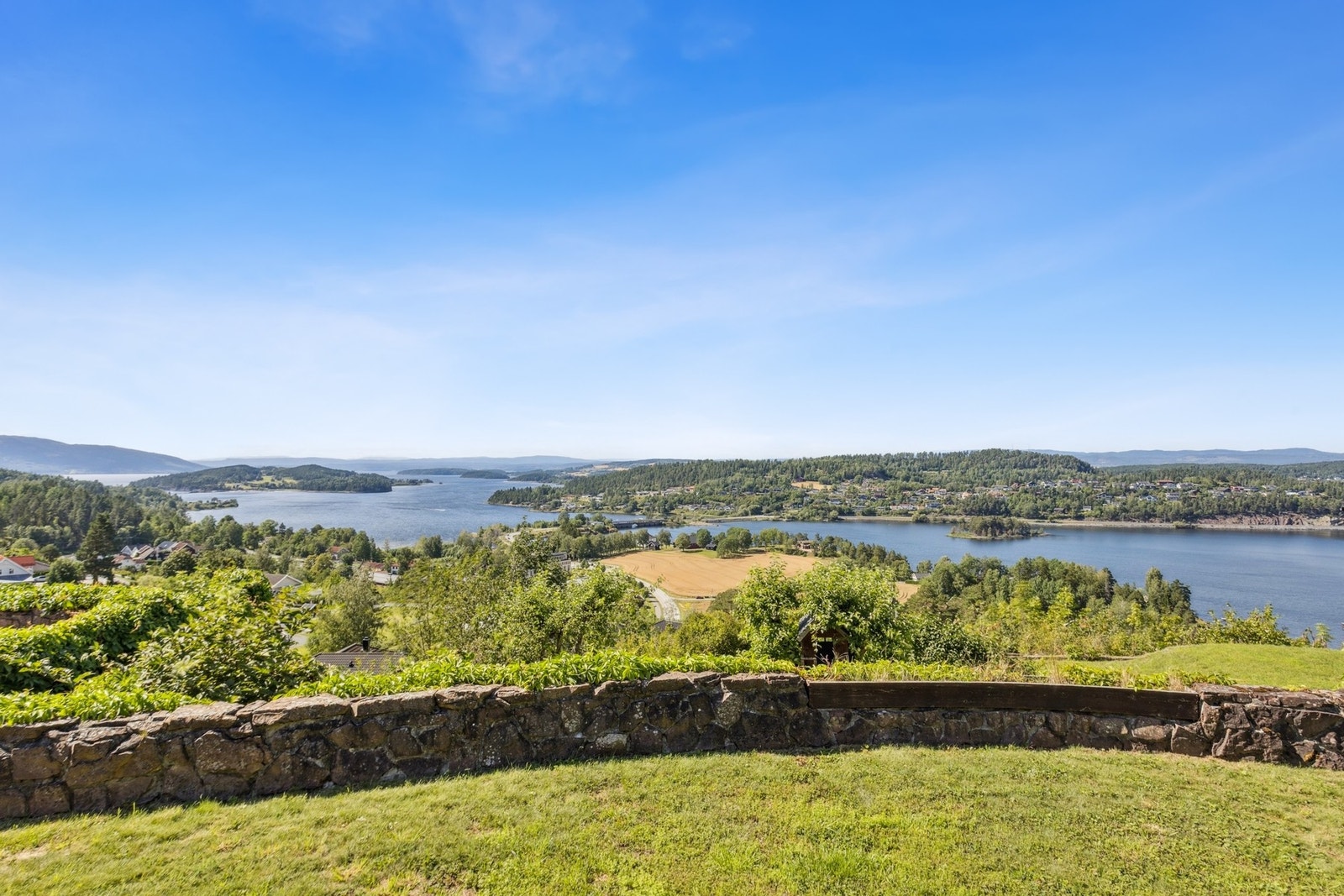 Man får ro i sjelen av å bare sitte å nyte den vakre utsikten. Galleribilde