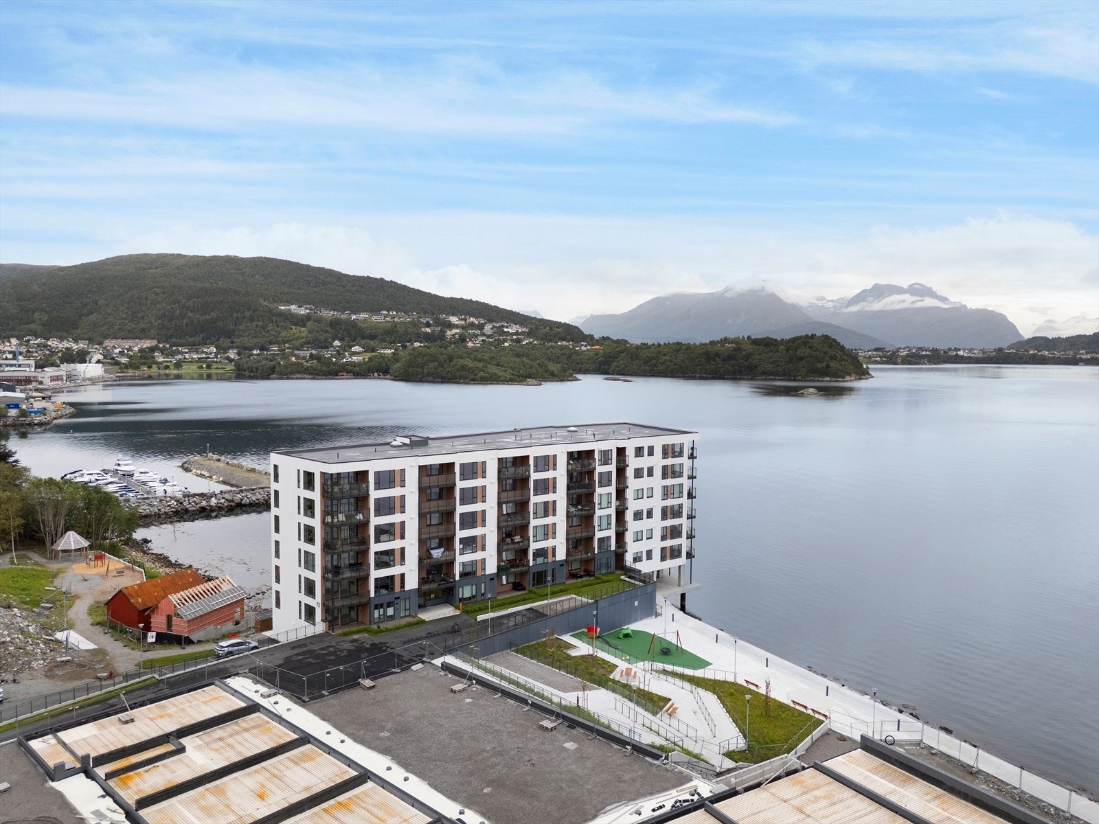 Meget flott sameie rett ved Borgundfjorden Galleribilde