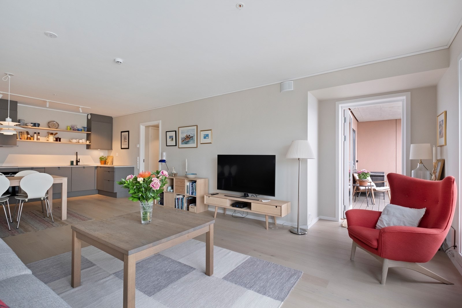 Lys og fin leilighet. Fine materialvalg Galleribilde