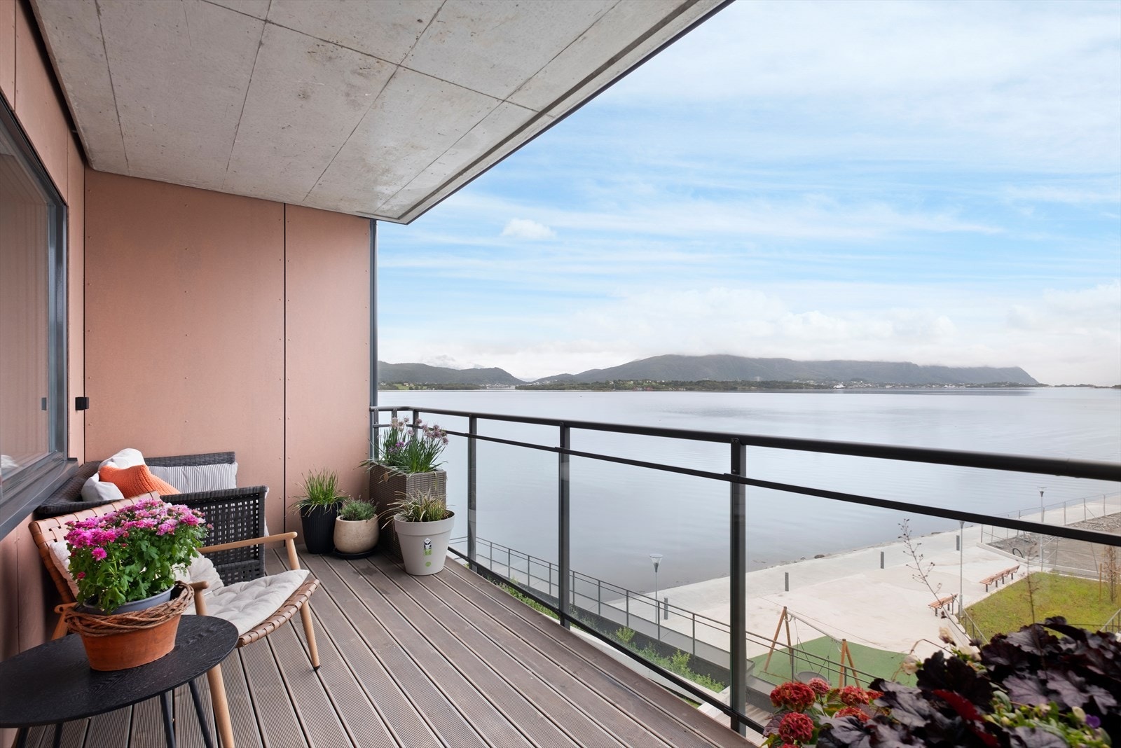 Sjekk utsikten fra denne balkongen! Galleribilde