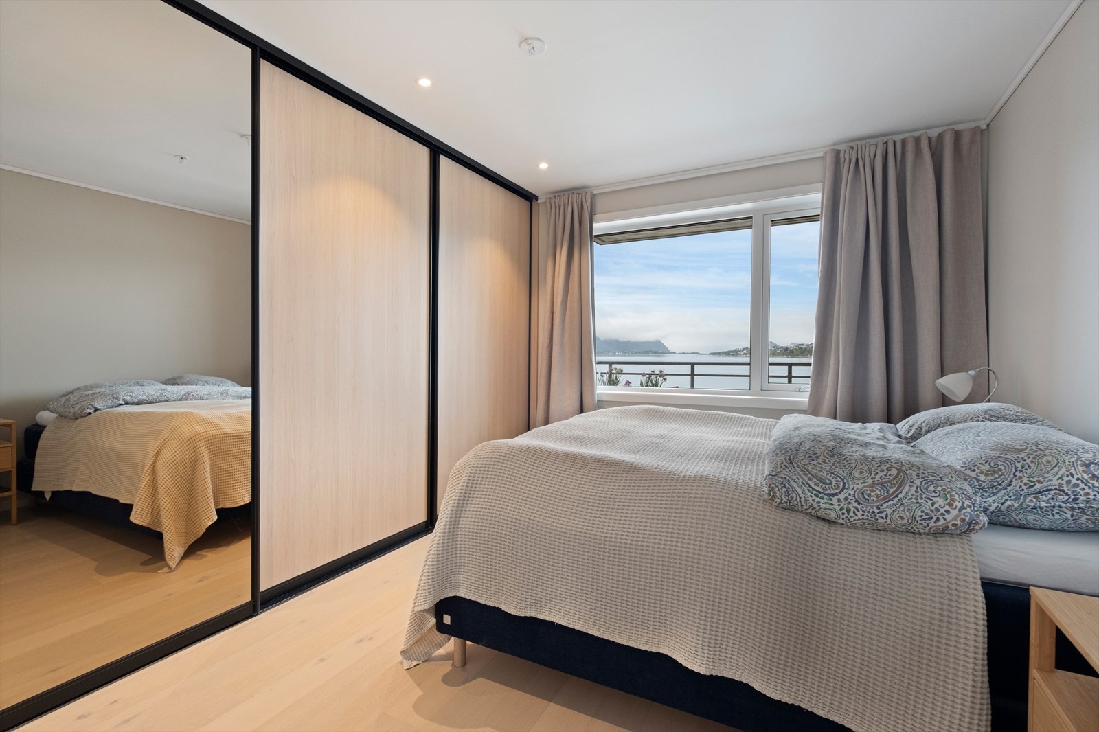 Hovedsoverom med skyvedørsgarderobe Galleribilde