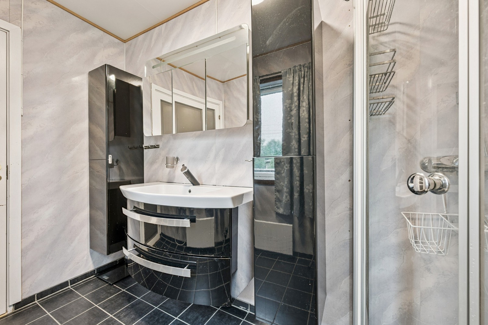 Badet ble oppgradert i 2005 og har flislagt gulv samt romslig baderomsinnredning Galleribilde