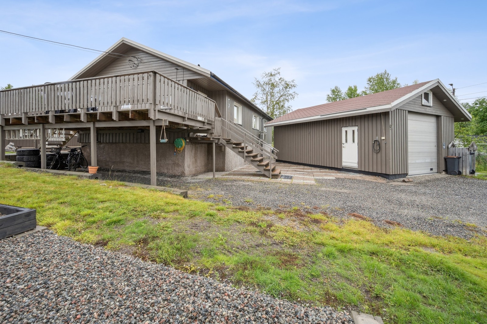 Fasade og garasje Galleribilde