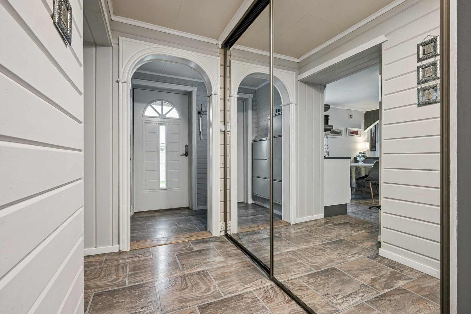 I hallen er det montert stor skyvedørsgarderobe - perfekt for organisering av klær og sko Galleribilde