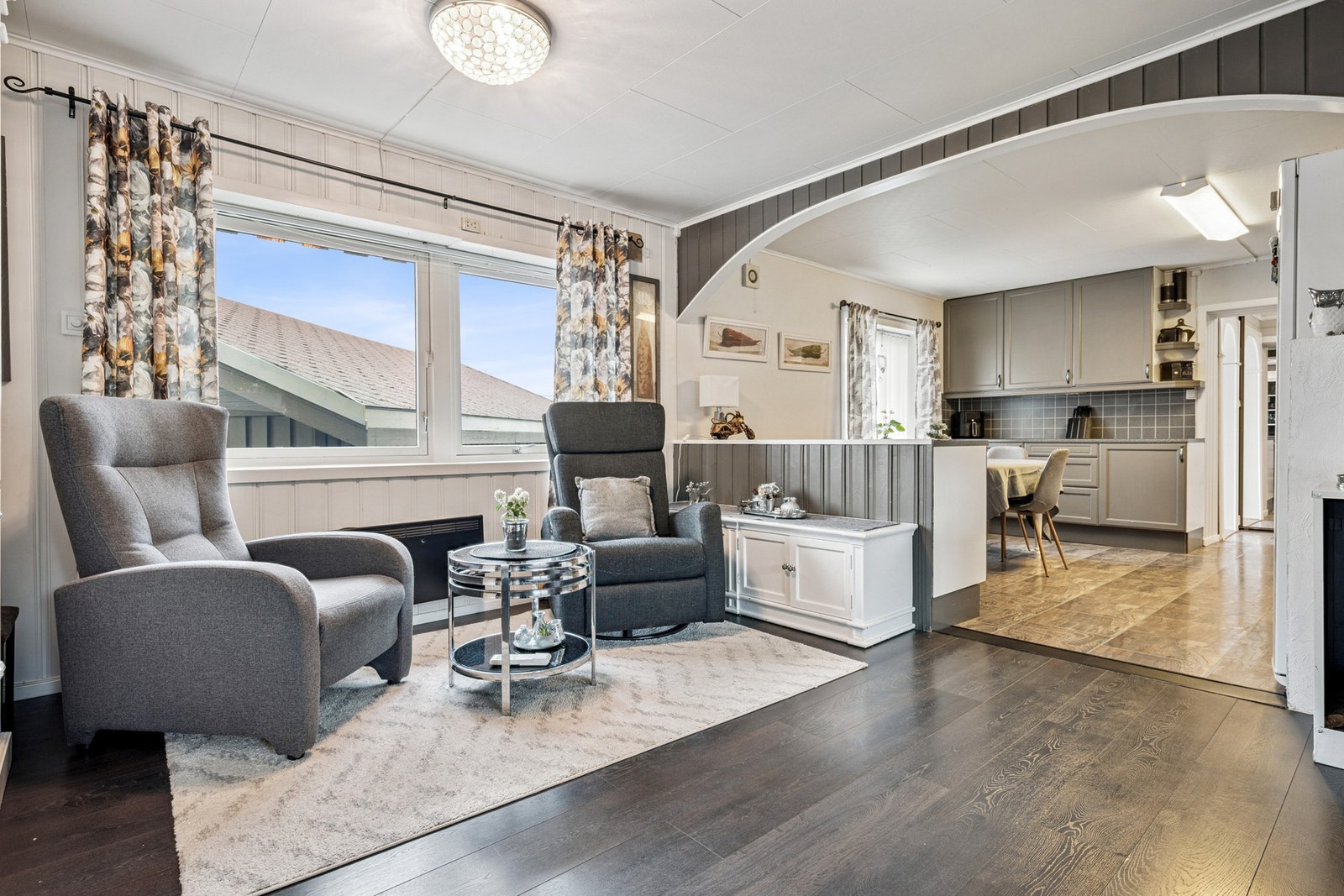 Stue med delvis åpen kjøkkenløsning Galleribilde