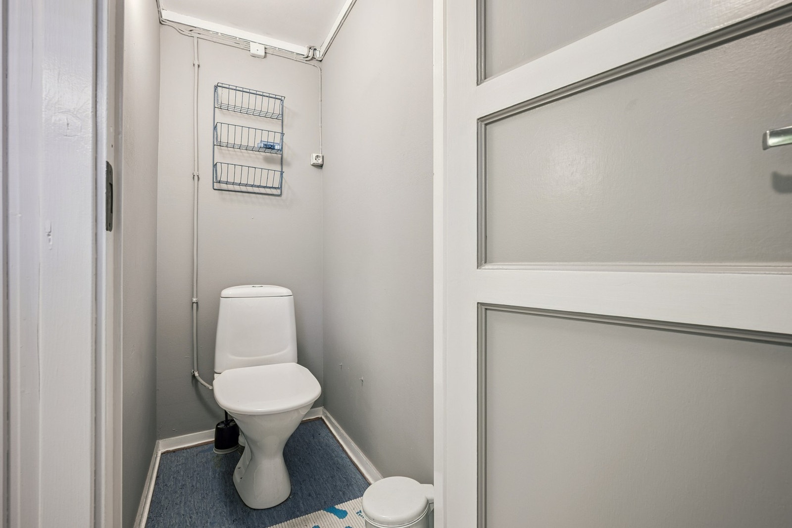 Separat toalettrom i kjeller Galleribilde