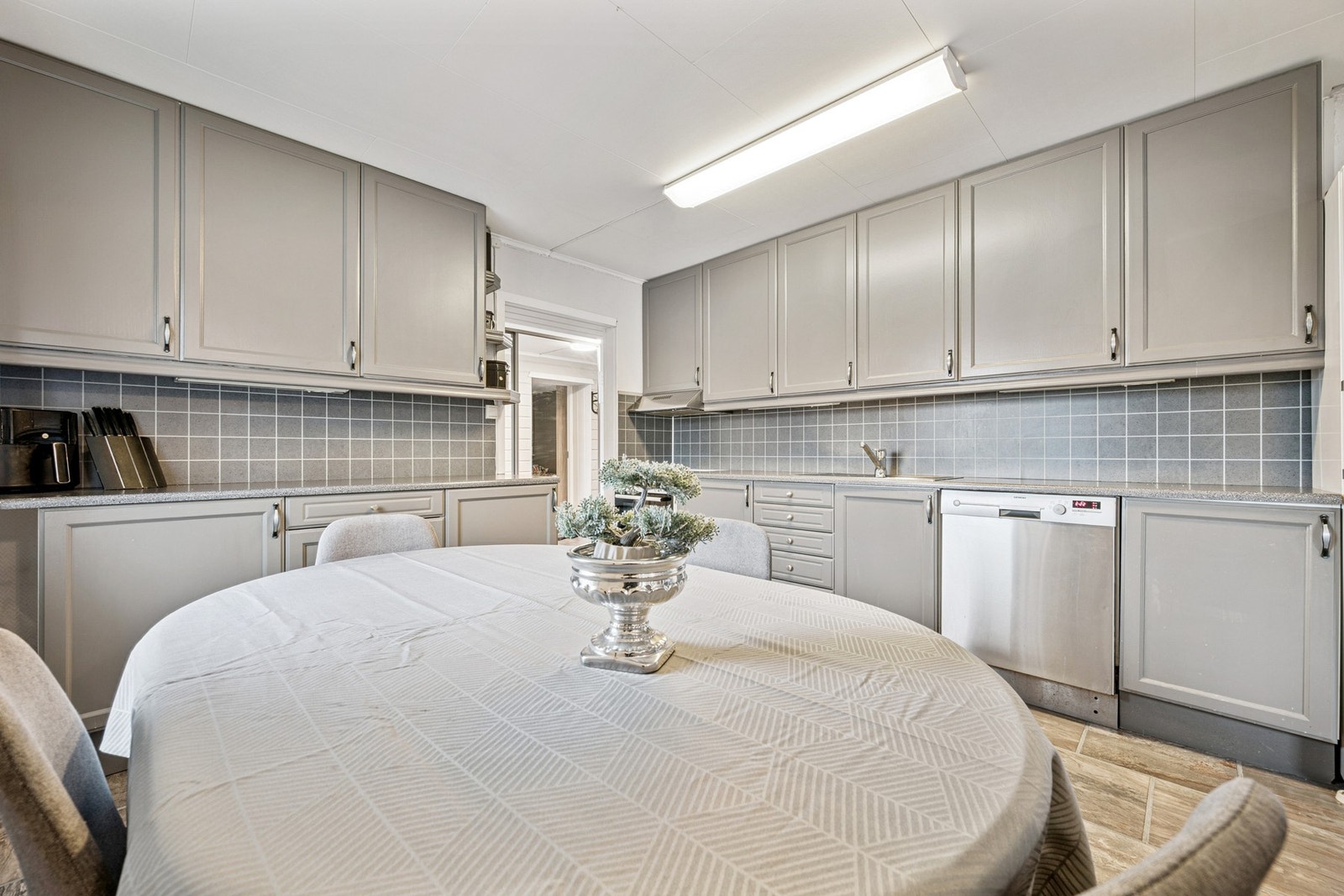 Kjøkkenet har god plass til et romslig spisebord - perfekt for hverdagsmåltider og gjester Galleribilde