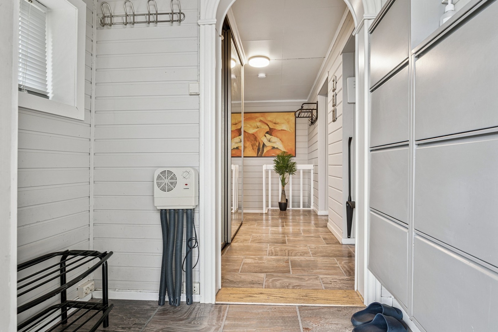 Også i yttergangen er det muligheter for oppbevaring av klær og sko Galleribilde