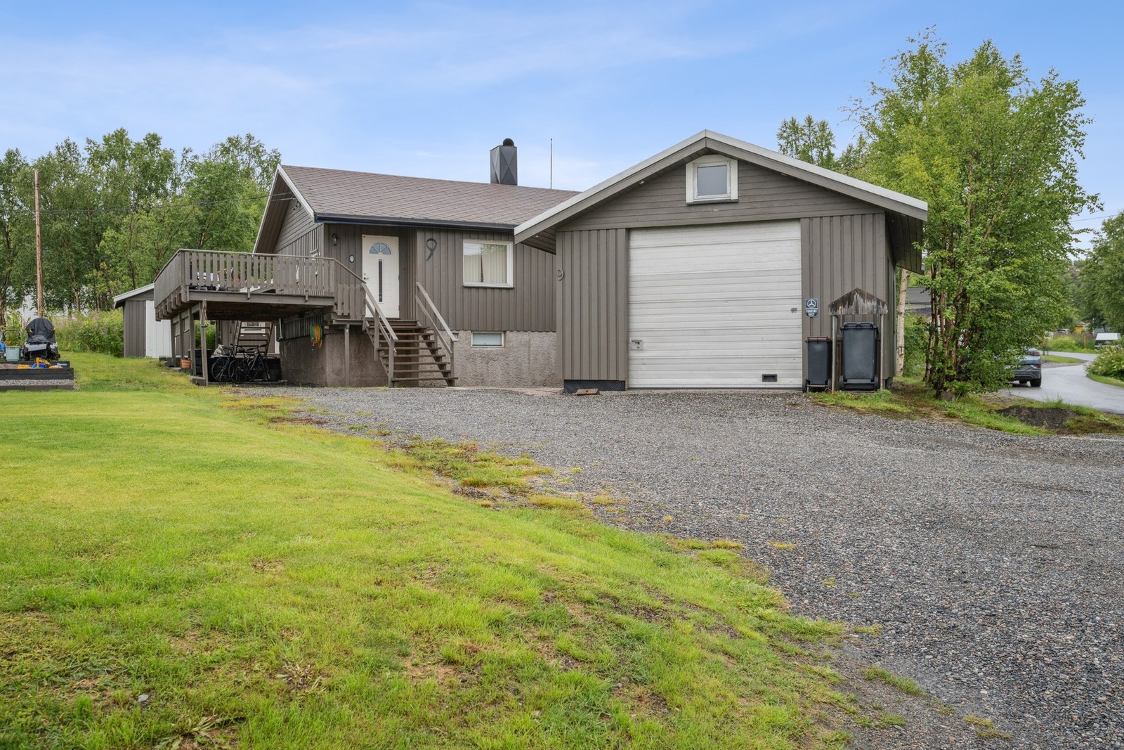 Bilen kan du parkere i garasje eller på gruset biloppstillingsplass Galleribilde