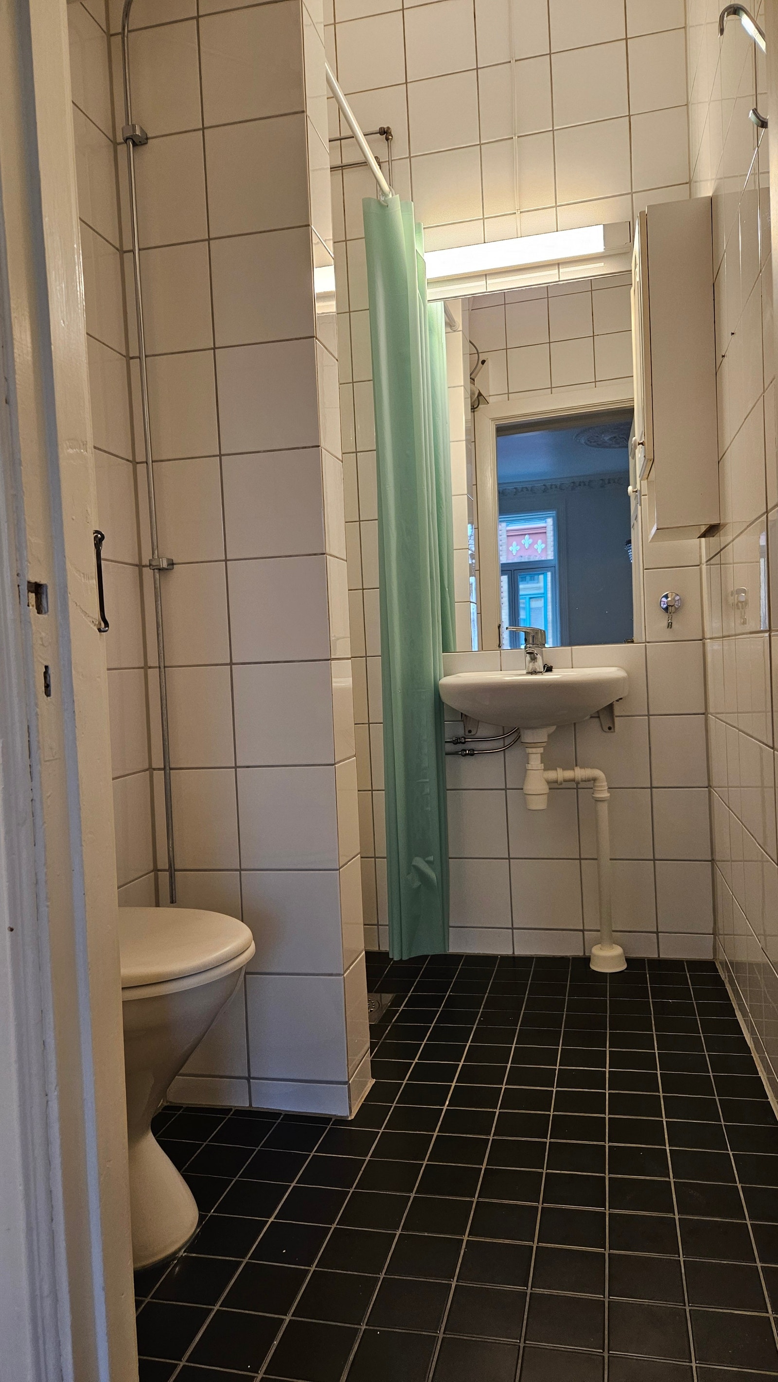 Bad med dusj og toalett Galleribilde