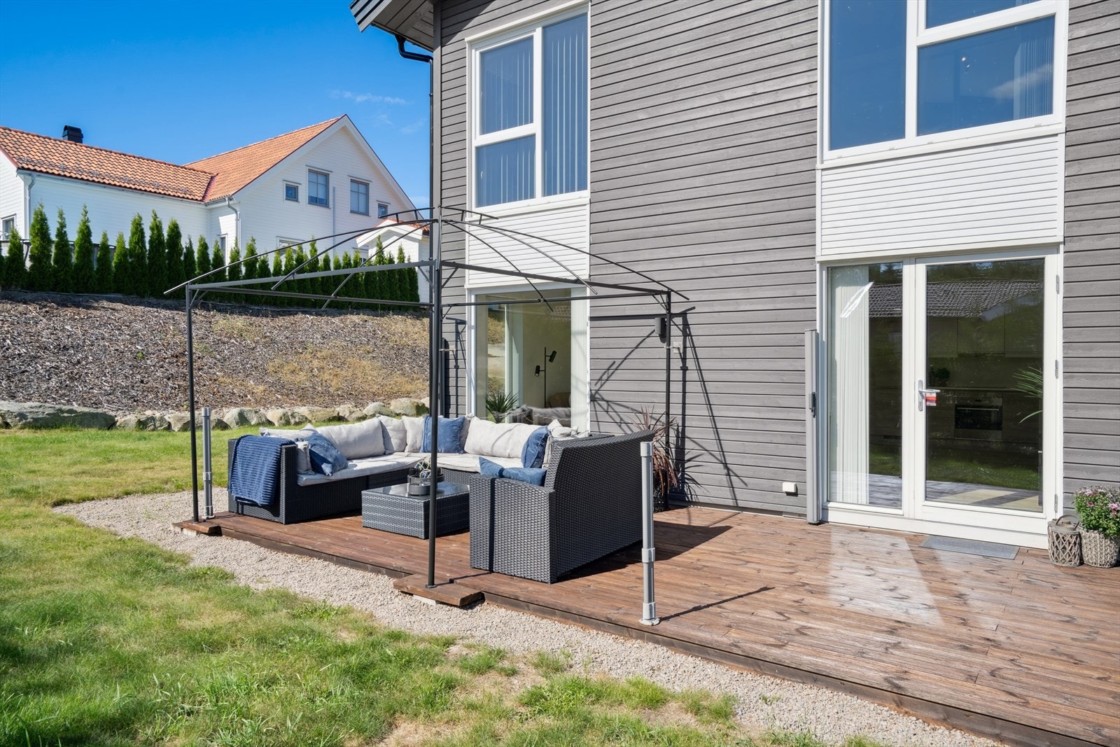 På terrassen er det montert et sideseil som kan skjerme mot vind og innsyn. Galleribilde