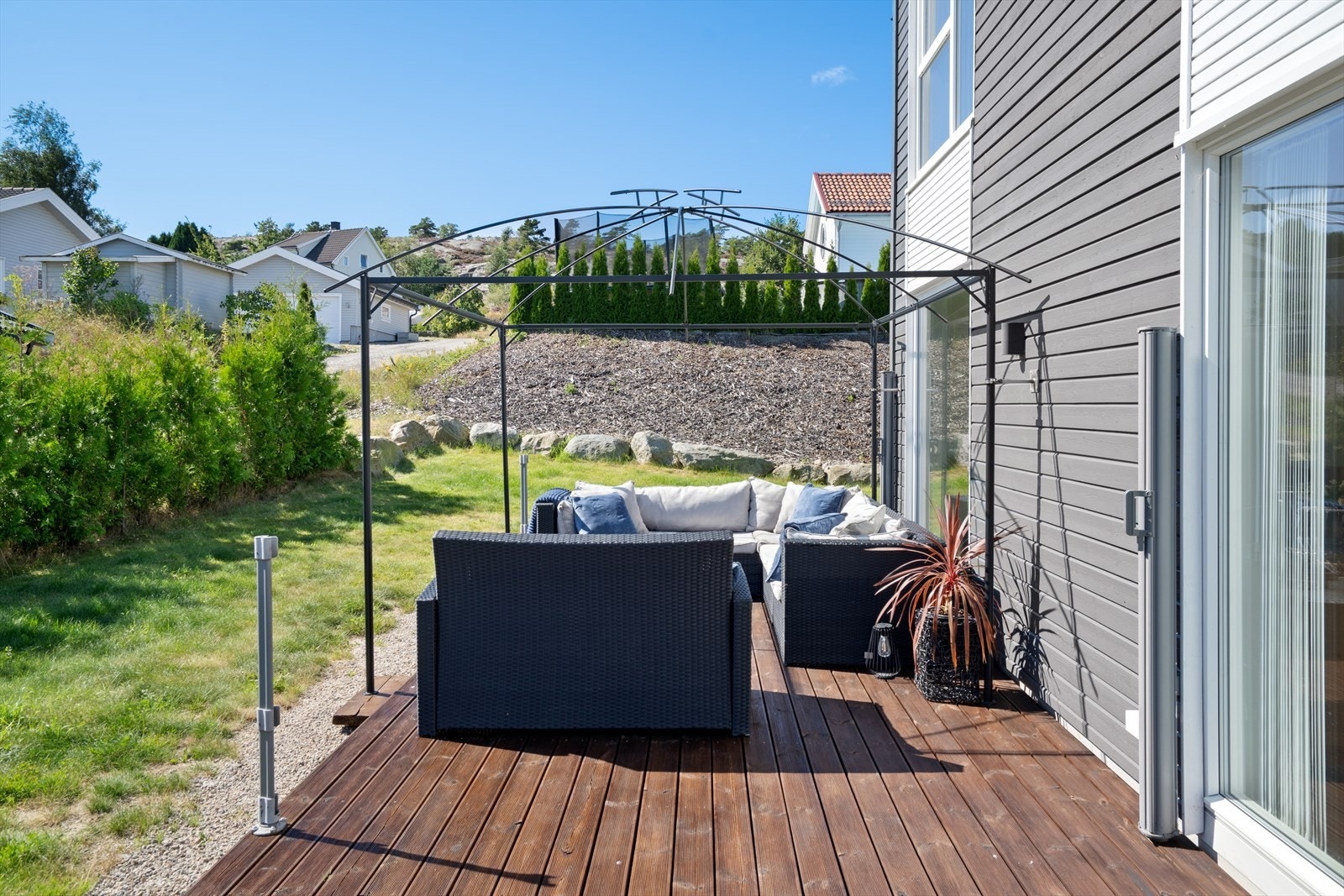 Terrassen er 25 kvm og byr på flere møbleringsmuligheter. Galleribilde