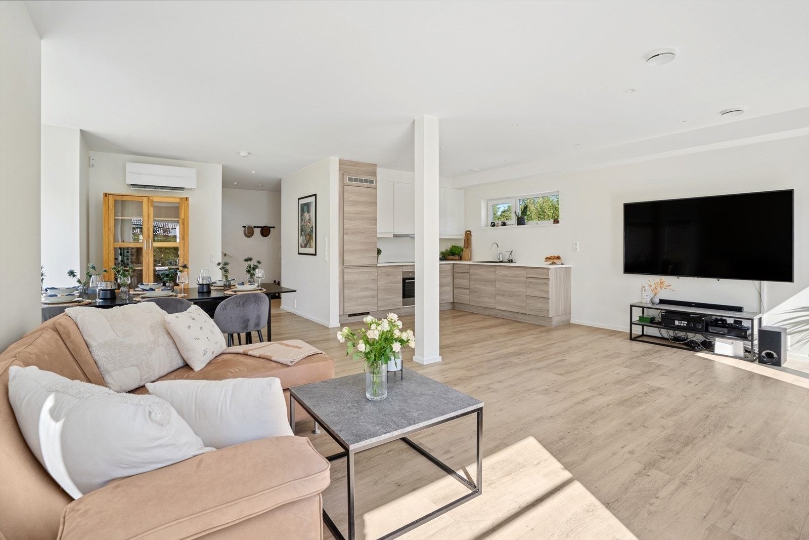 Det er god plass til sofa, TV-møblement, spisegruppe og øvrig ønsket møblement. Galleribilde