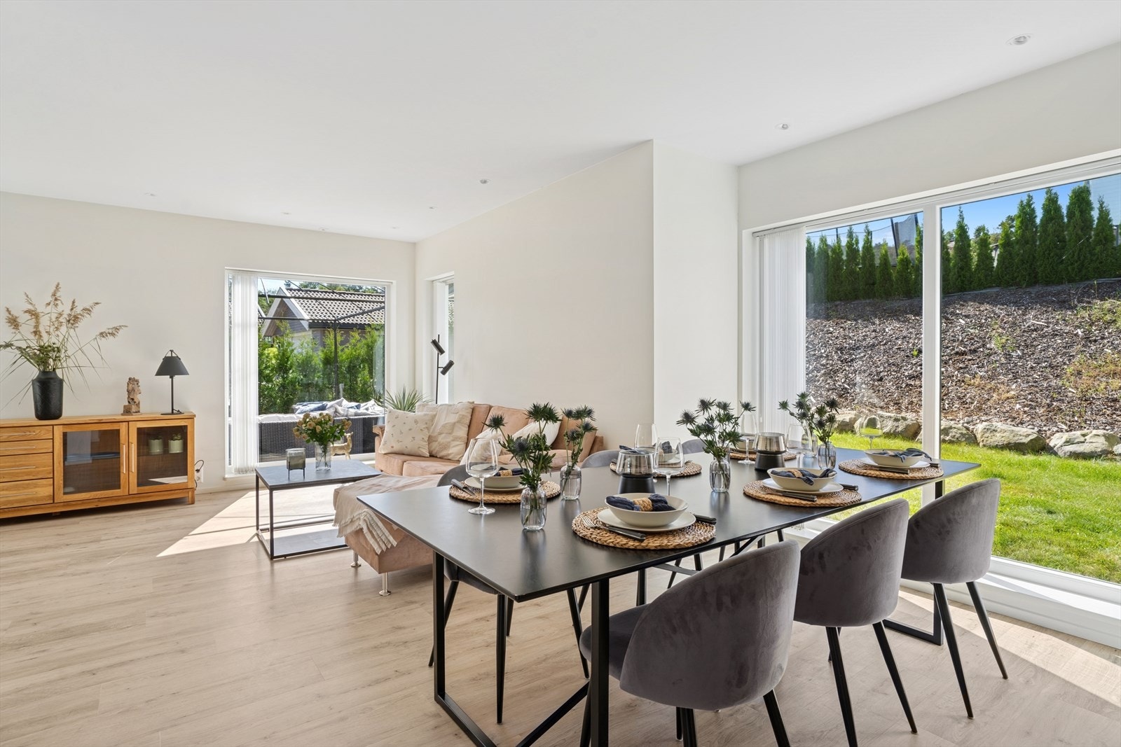 Stuen er lys og romslig med flere møbleringsmuligheter. Galleribilde