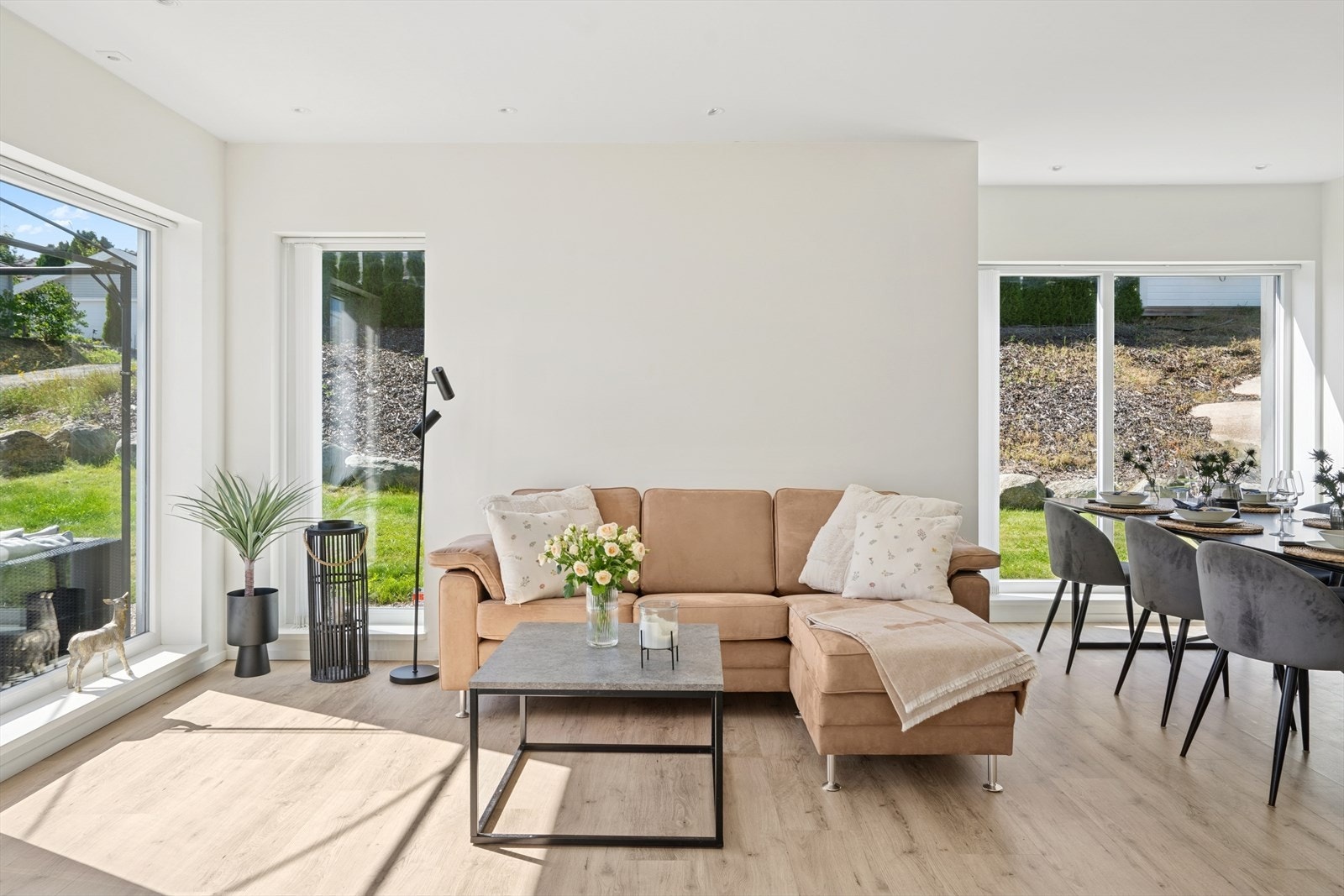 Stuen har malte plater på veggene og i himlingen er det innfelte downlights. Det er laminat på gulvene. Galleribilde