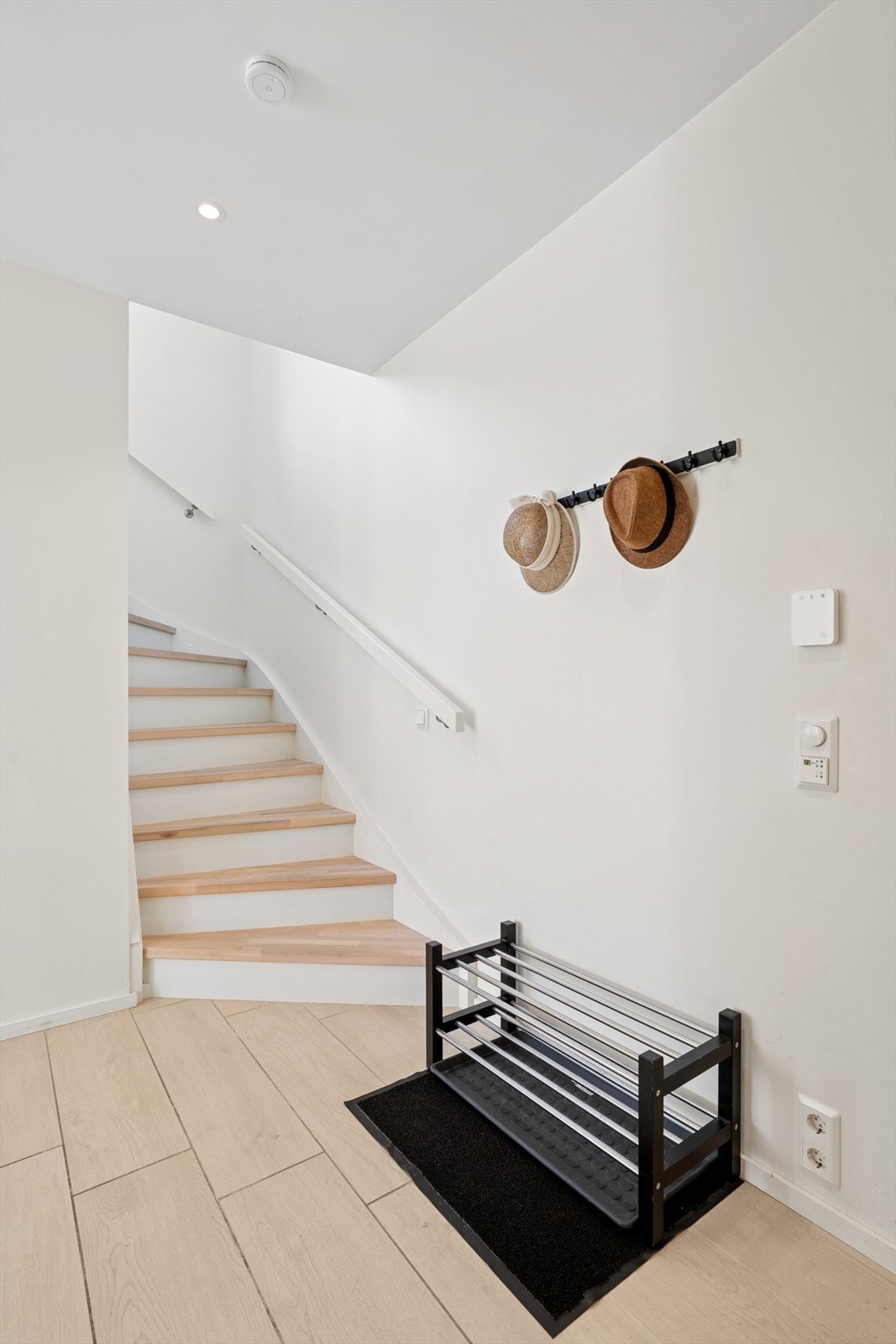 Du ønskes velkommen inn i en lys og hyggelig entré med plass til ytterklær og sko. Galleribilde