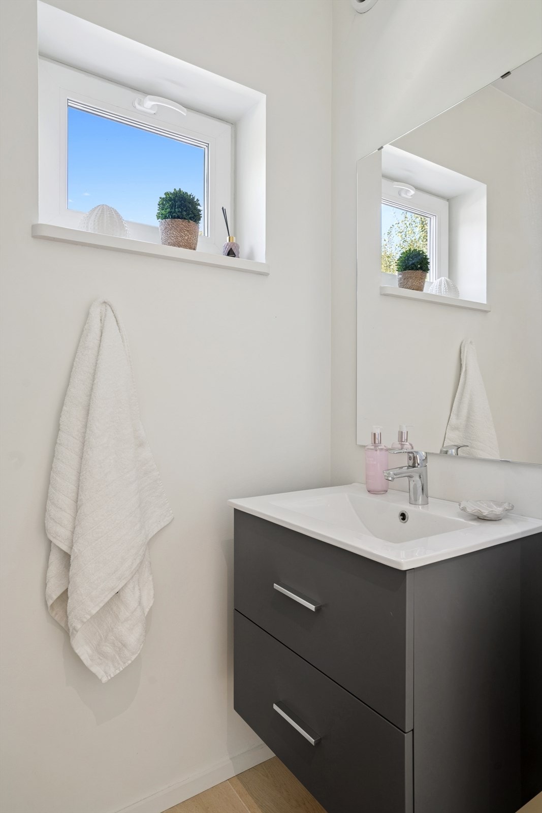 Baderommet er innredet med vegghengt klosett og servant nedfelt i innredningen. Galleribilde