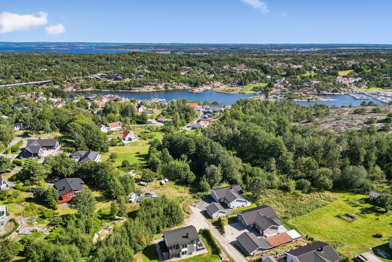 Skjelsbulia 24 er en frittliggende enebolig med svært attraktiv og barnevennlig beliggenhet på Skjelsbu, Vesterøy, med nærhet til flotte turmuligheter og badeplasser. Galleribilde