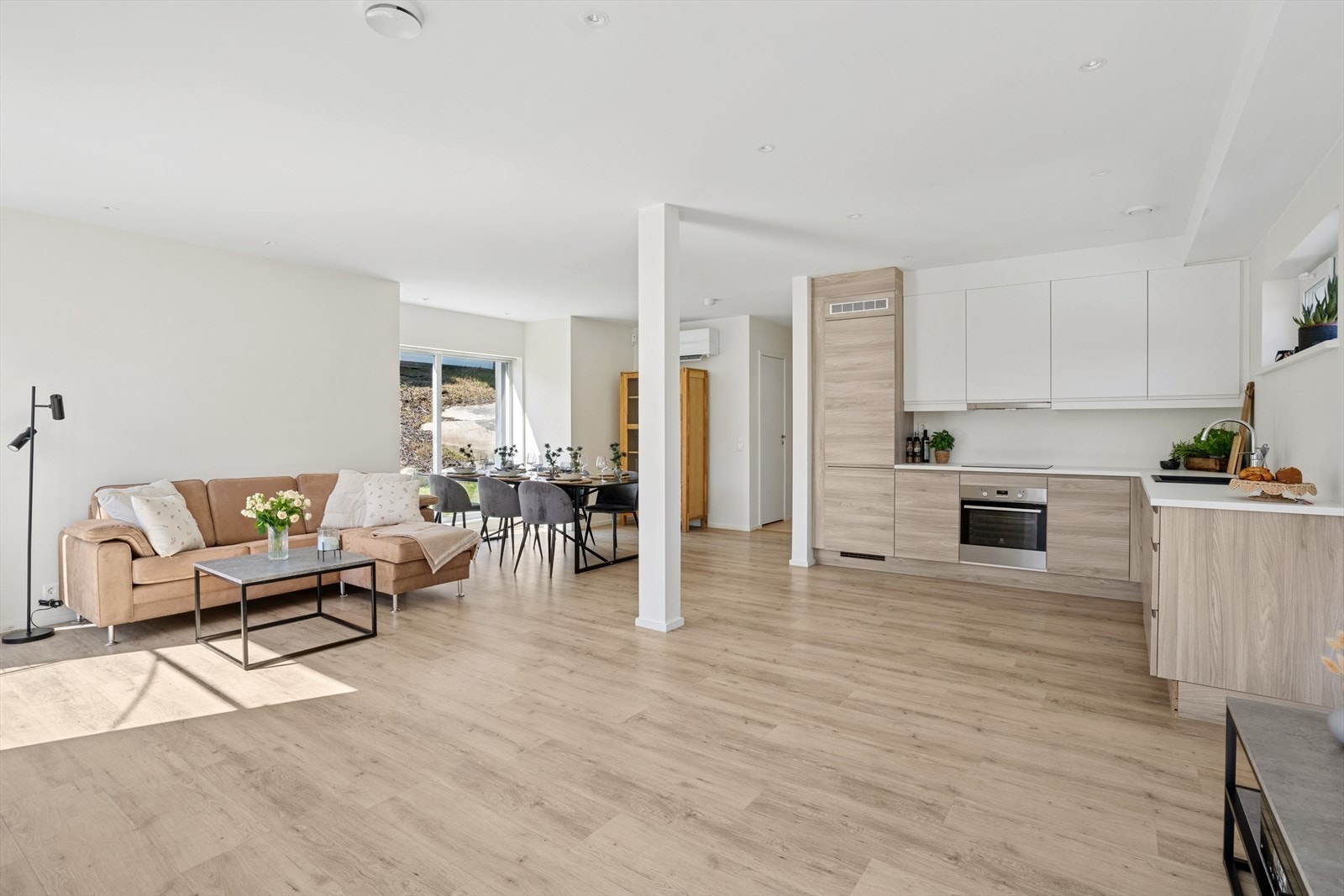 Den åpne løsningen skaper en luftig og god romfølelse. Galleribilde