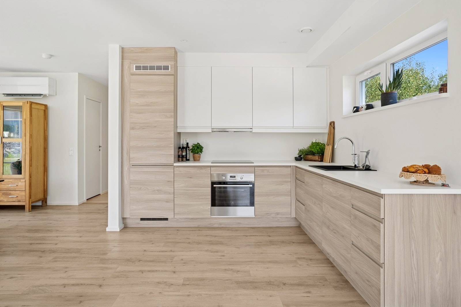 Kjøkkenet har glatte fronter og en benkeplate av laminat med nedfelt vaskekum. Galleribilde