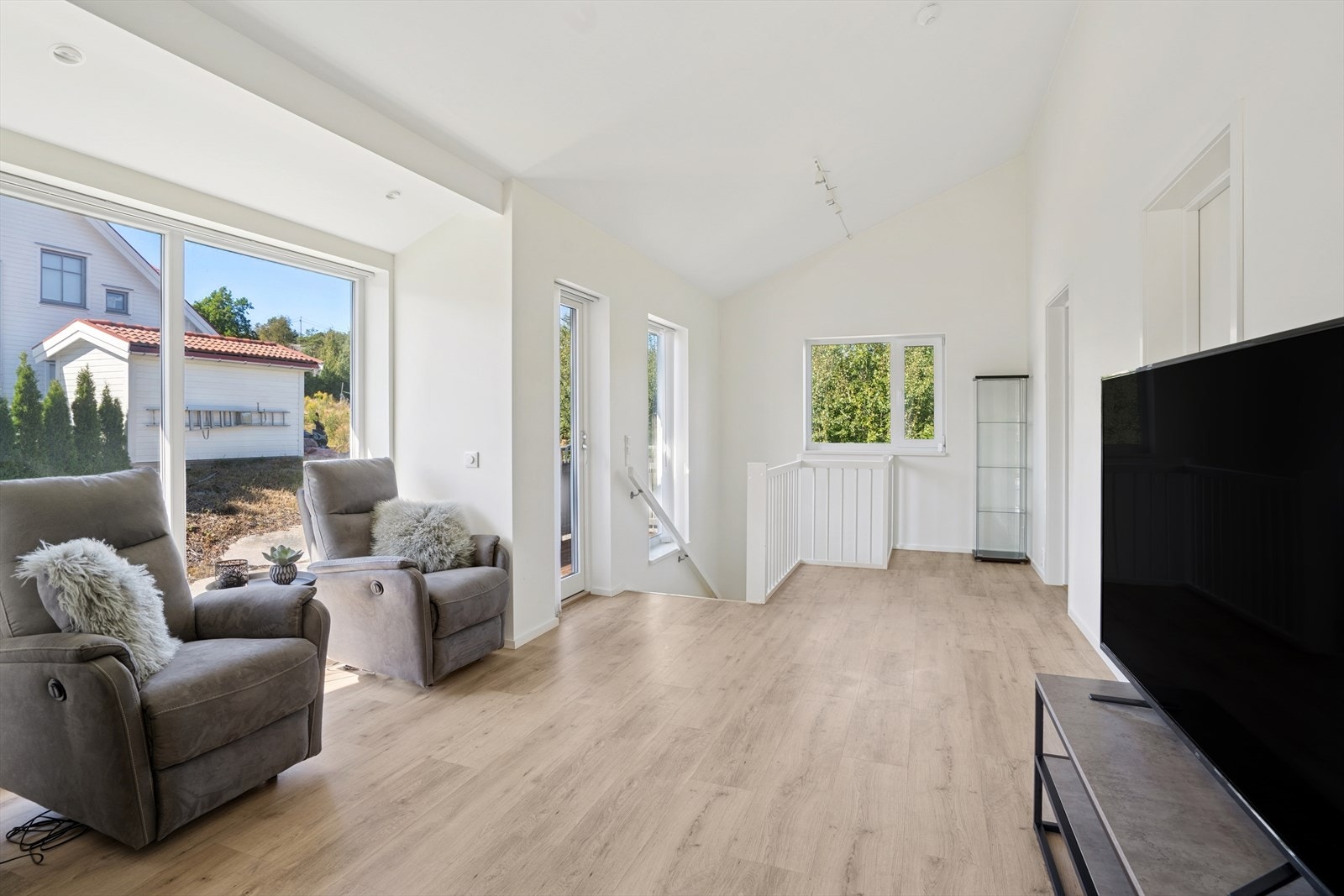 Eiendommen har en stue i 2.etasje, som gir en større fleksibilitet i hverdagen. Galleribilde