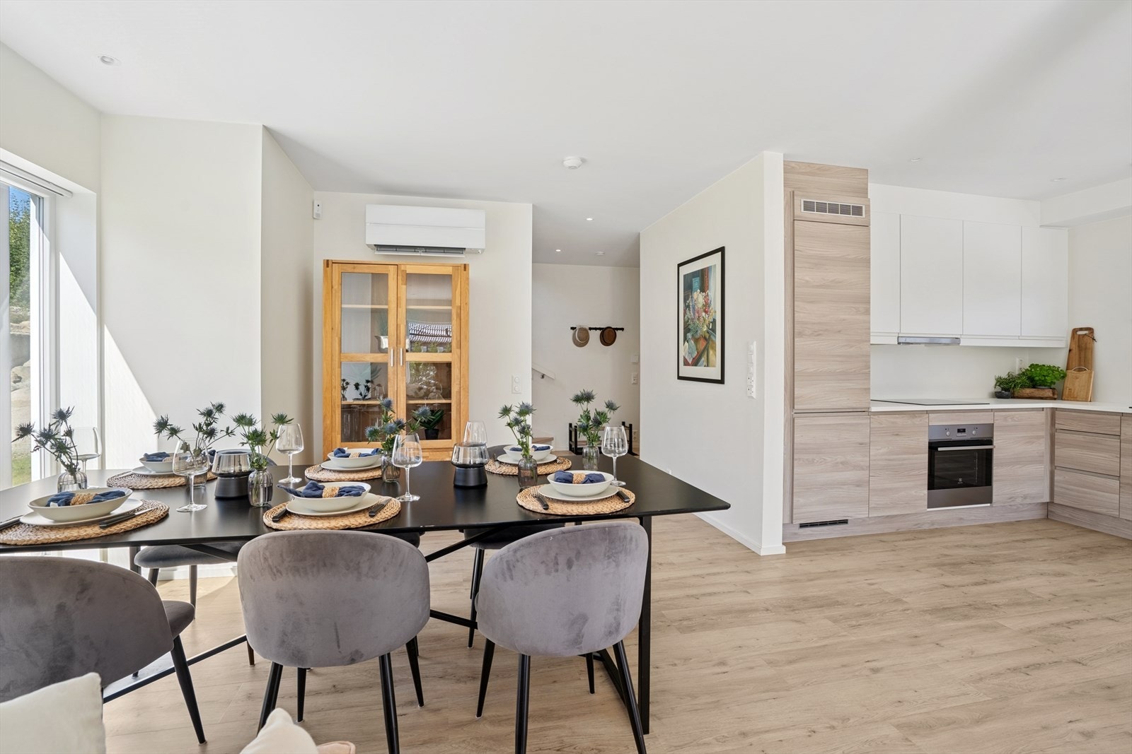 Videre kommer du inn i stuen og kjøkkenet som er i en åpen løsning. Galleribilde