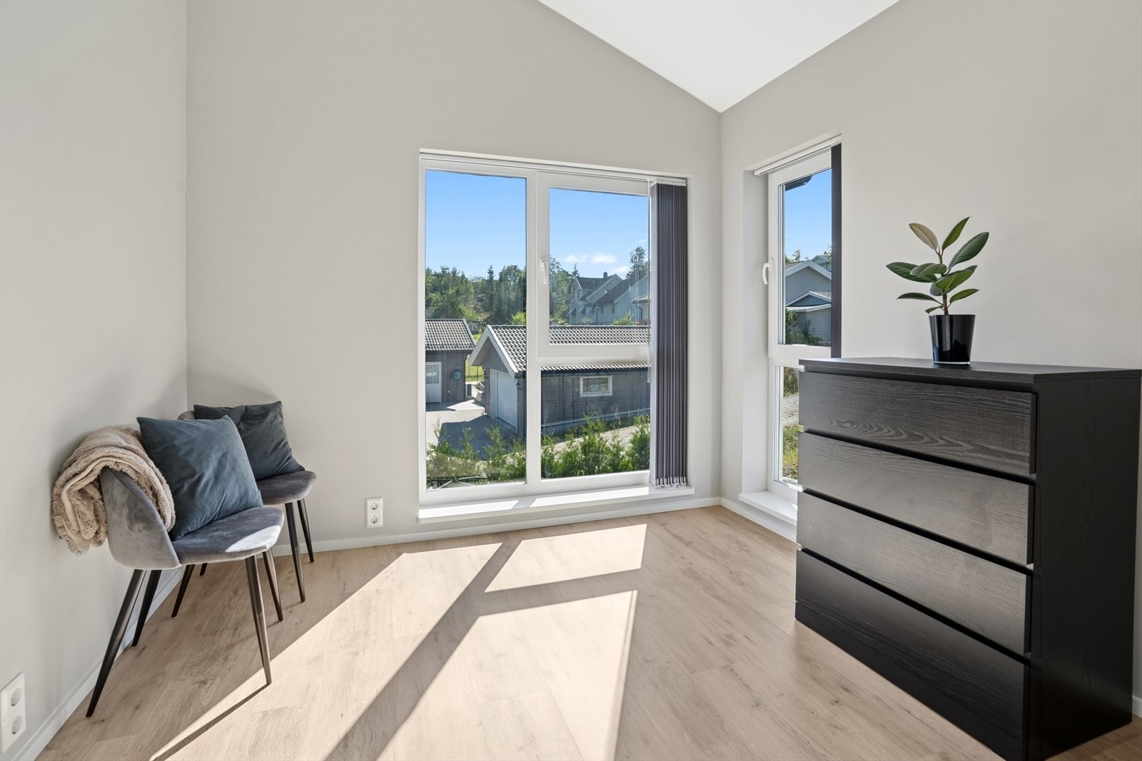 Soverom II har god plass til stor seng, nattbord, garderobeløsning og øvrig ønsket møblement. Galleribilde