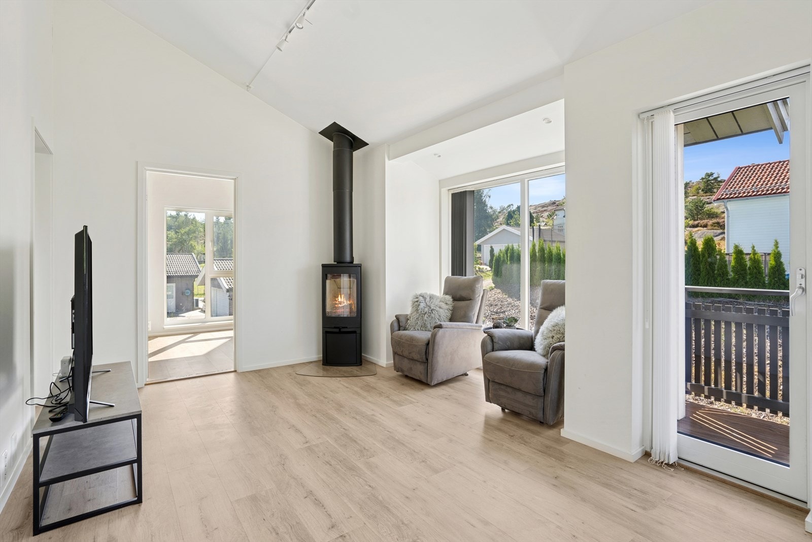 Den er lys og romslig, og det er montert en peis som gir godt med varme. Galleribilde