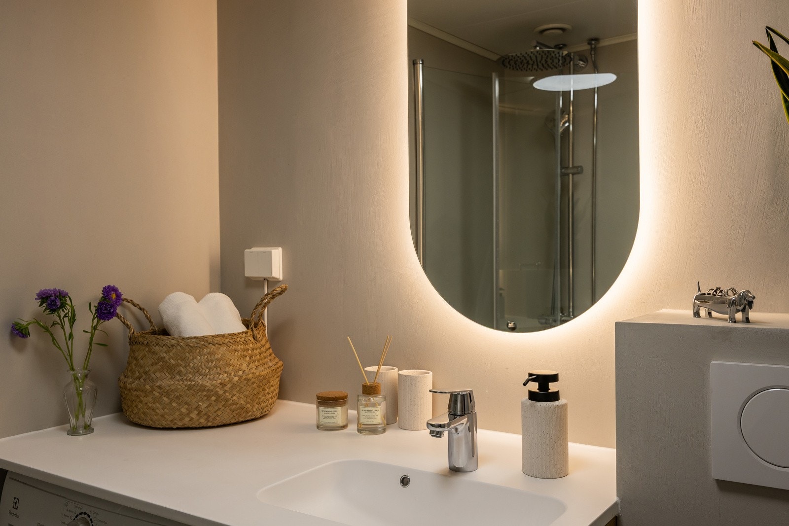 Badet er innredet med vegghengt toalett, nytt baderomsmøbel med plassbygget benkeplate fra Kvik, servant, speil, dusjhjørne med glassdører og opplegg for vaskemaskin. Røropplegg og stikkontakt til vaskemaskin er oppgradert. Galleribilde