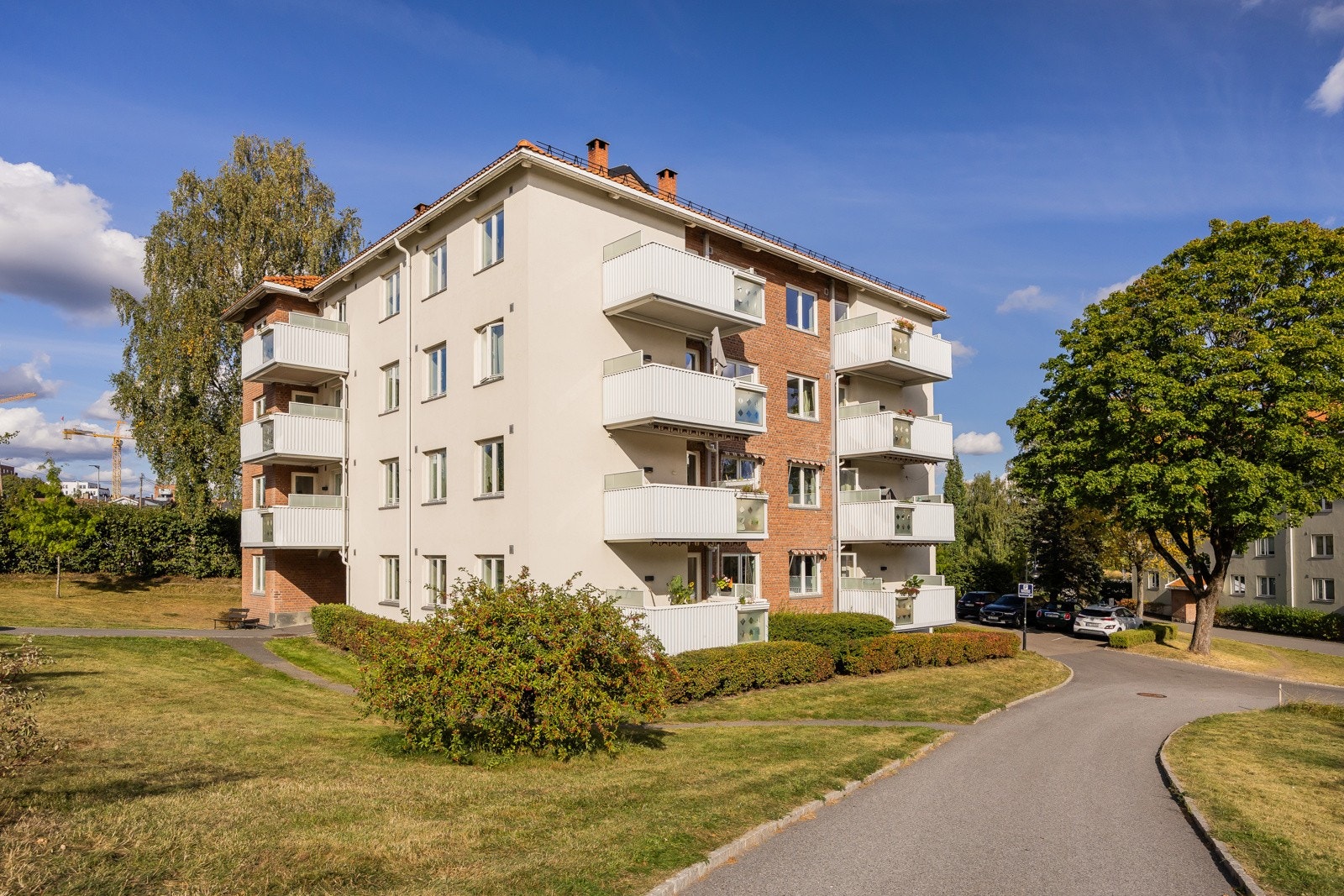 Rikelig med boltreplass på store friareal på område, også rett utenfor boligen. Galleribilde