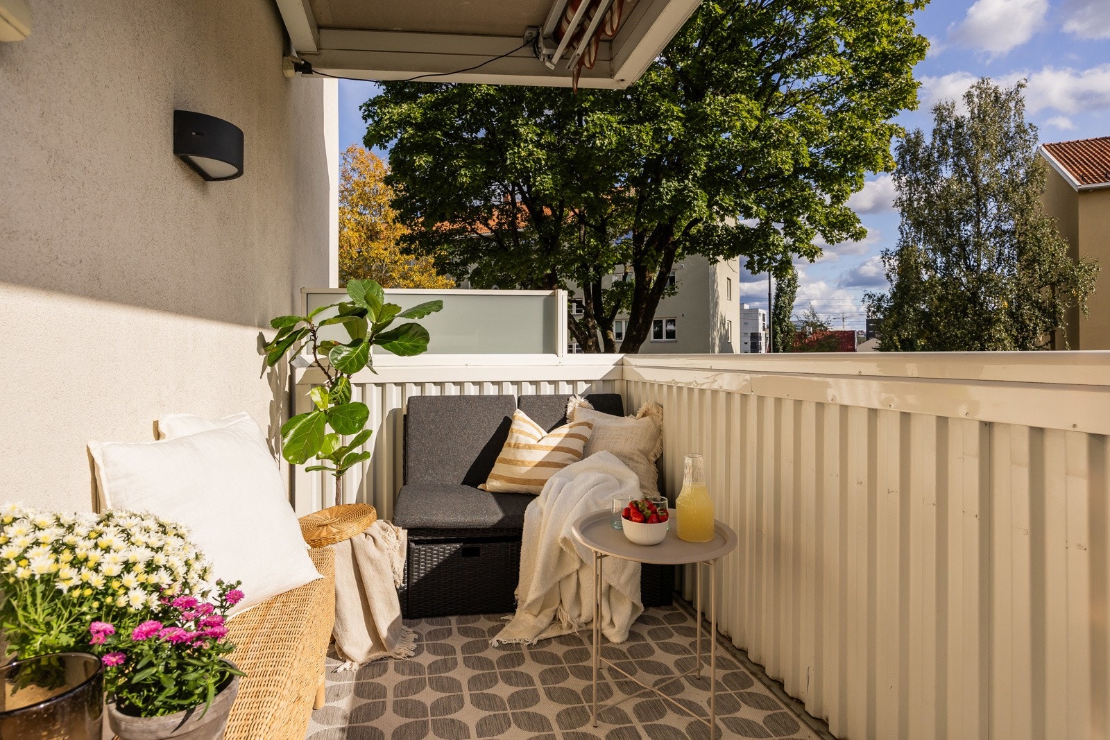 Balkongen nyter solforhold fra morgen til kveld på sommerstid. Elektrisk grill er tillatt i borettslaget. Galleribilde