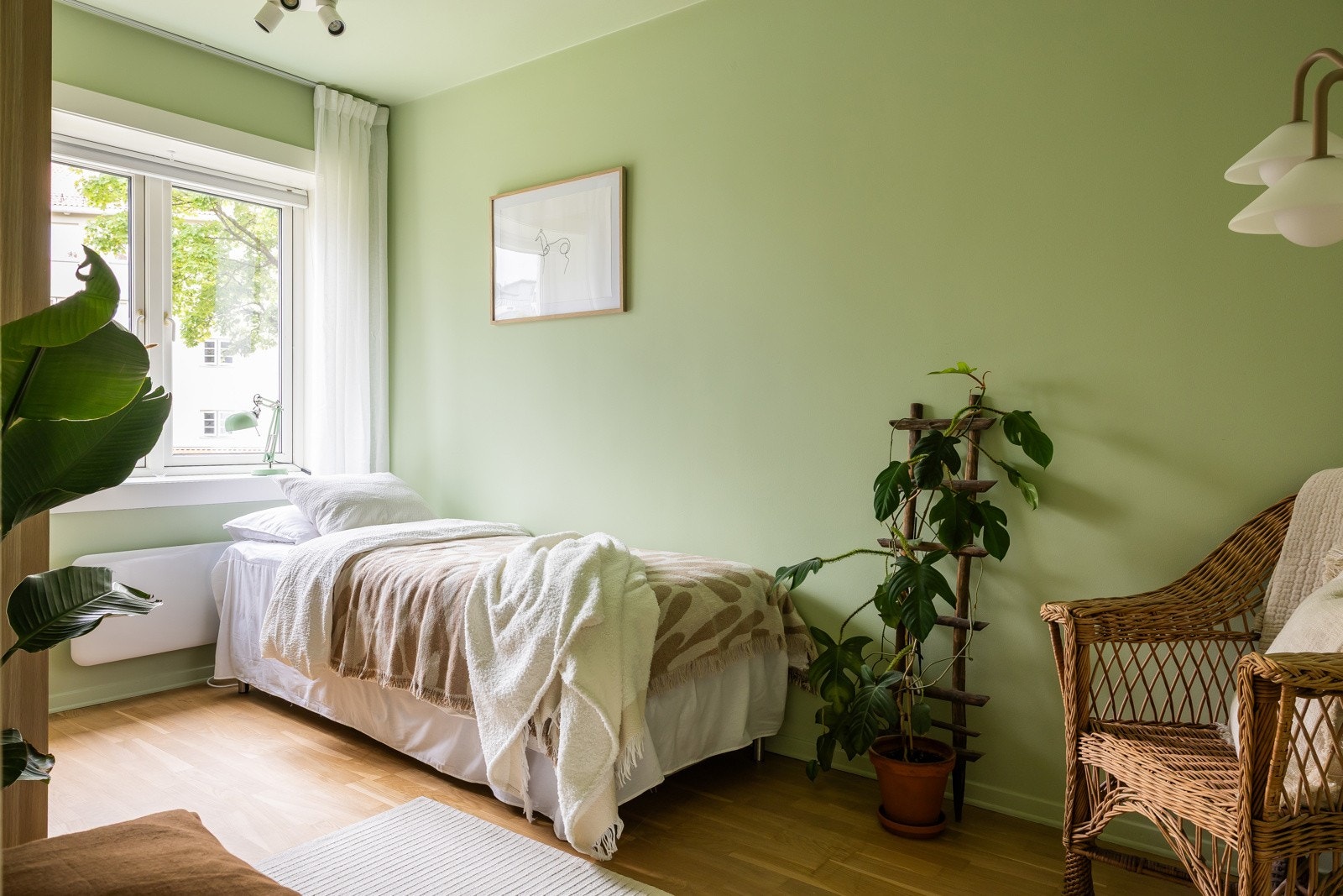 Soverom to benyttes i dag som gjesterom og kontor, men egner seg også godt som barnerom. Galleribilde