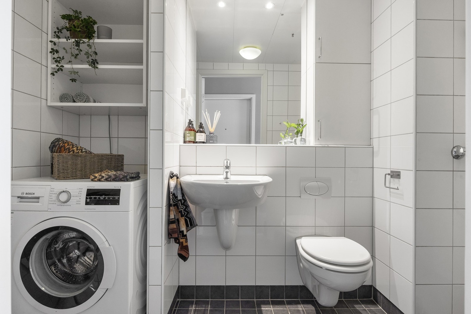 Pent, flislagt baderom med downlights i himling og varme i gulv. Galleribilde