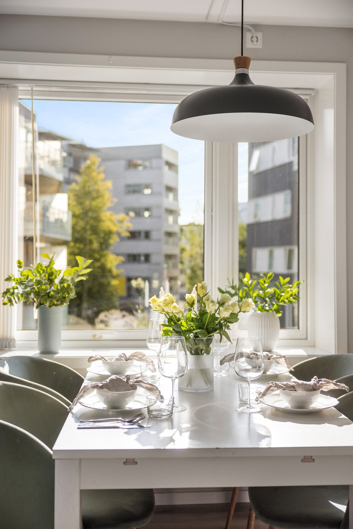 God plass til spisebord med tilhørende spisestoler. Galleribilde