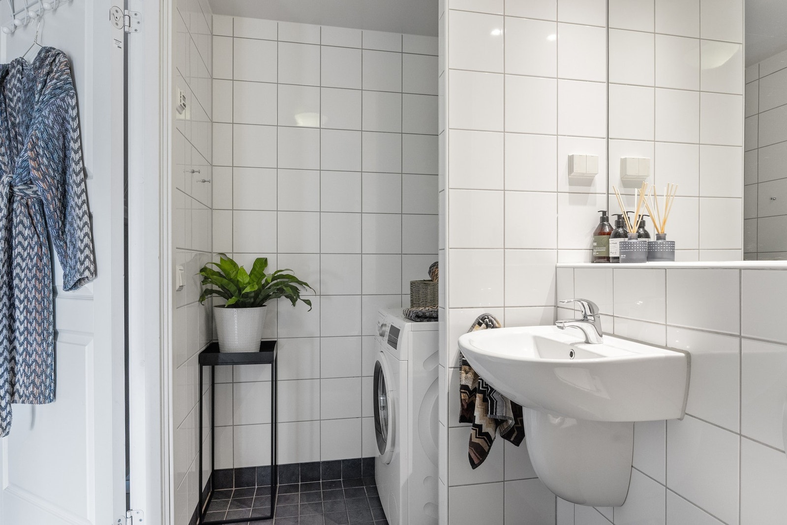 Egen nisje med opplegg for vaskemaskin og tørketrommel. Galleribilde