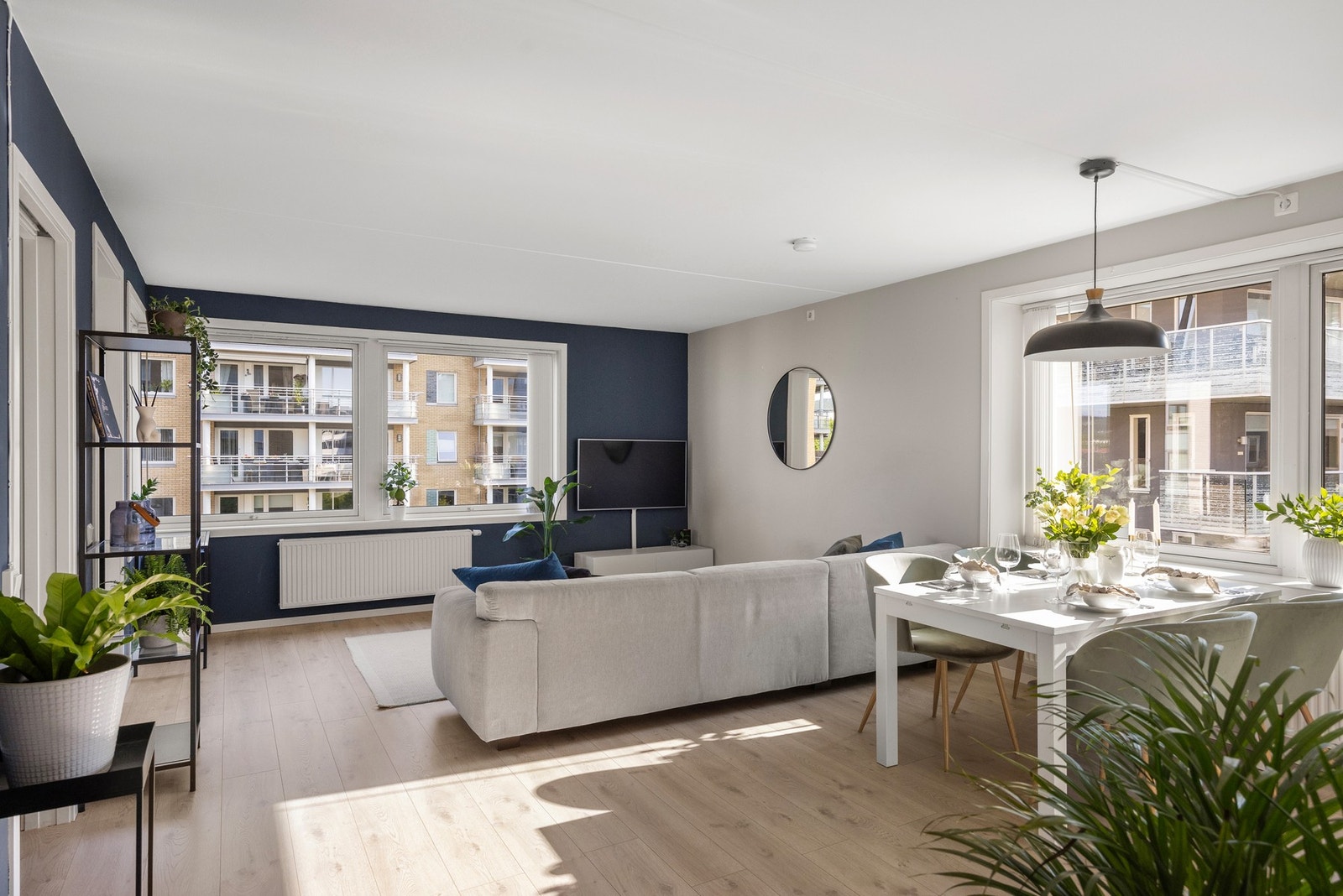 Trivelig stue med god plass til sofagruppe, sofabord og underholdningsavdeling. Galleribilde