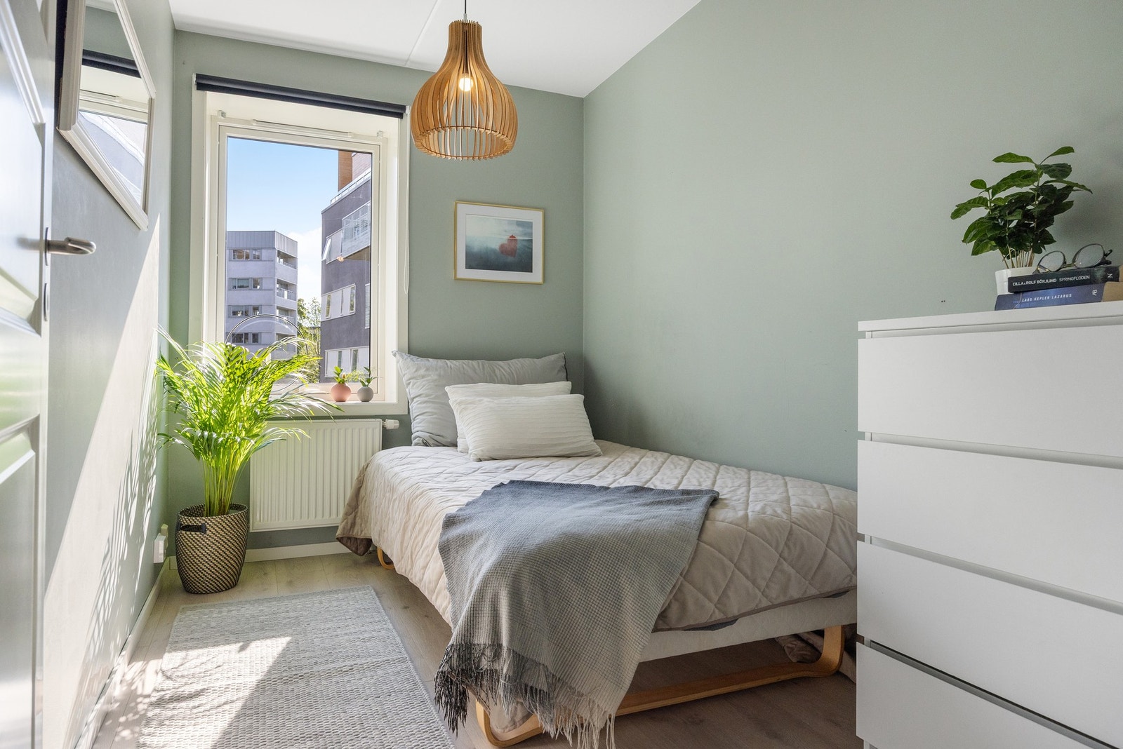 Soverom 2 er lyst og innbydende med god plass til seng og nattbord. Galleribilde